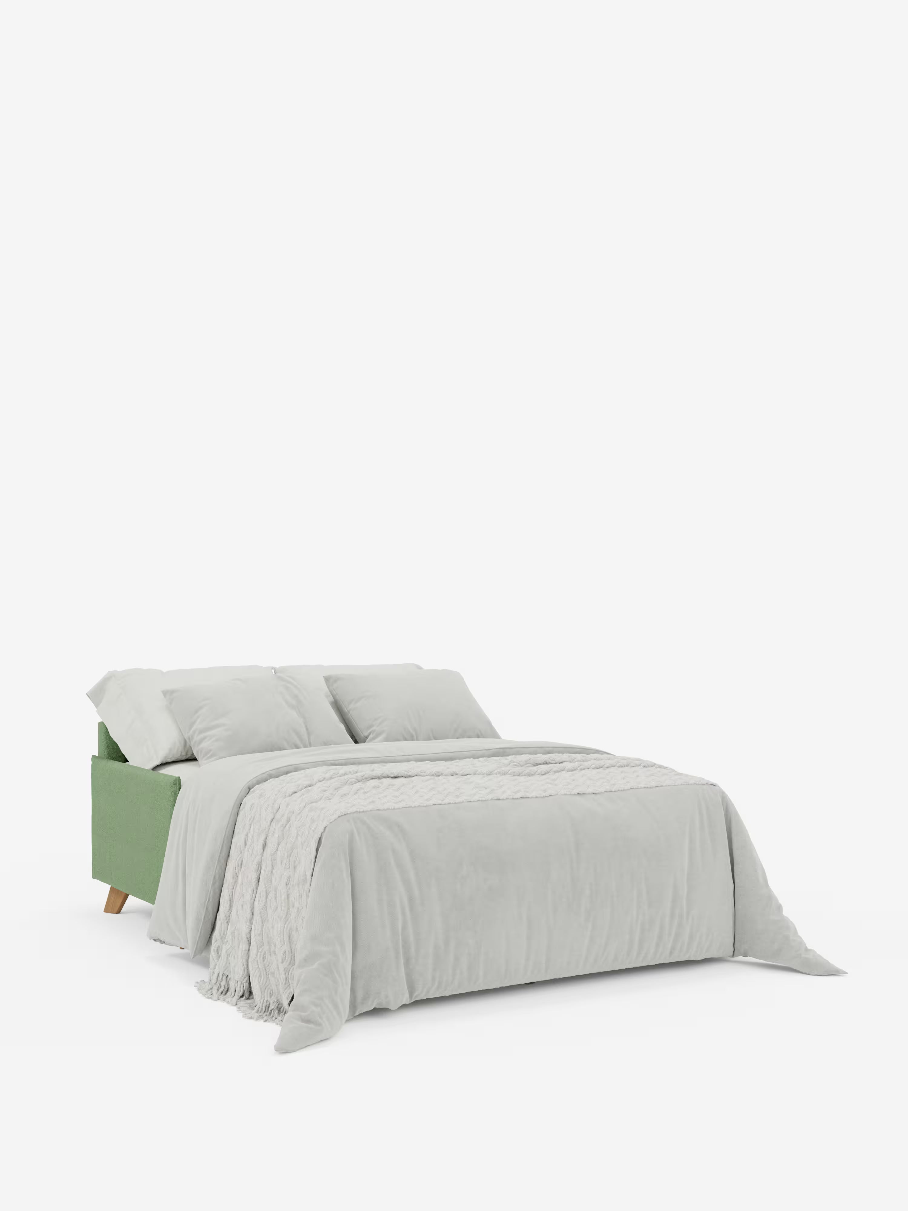 Un divano letto matrimoniale "Sole" dal design compatto di Divani.Store, dotato di poggiatesta reclinabili e rivestito in tessuto T23 verde, antimacchia e completamente sfoderabile, viene trasformato in letto. È coperto da un piumone grigio chiaro, cuscini abbinati e una morbida coperta dalla trama ruvida. La scena è ambientata su uno sfondo bianco a tinta unita.