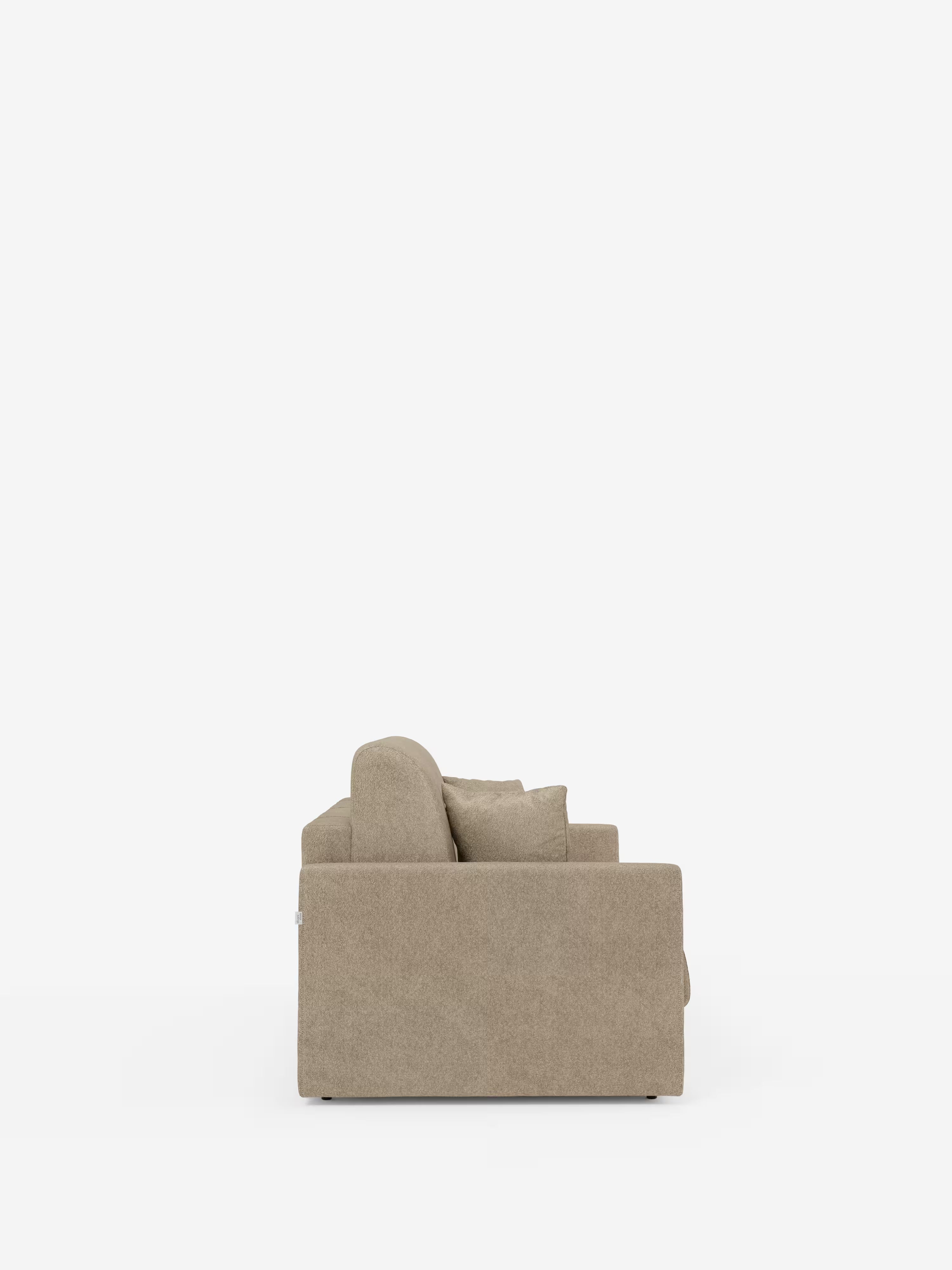 Vista laterale del divano letto Tommy a 2 e 3 posti matrimoniale di Divani.Store in beige, caratterizzato da un rivestimento moderno e completamente sfoderabile realizzato in tessuto T33 simile al cotone e resistente alle macchie. Il divano è presentato su uno sfondo bianco a tinta unita, che ne mette in risalto i cuscini spessi e il design semplice e pulito, caratterizzato da braccioli dritti e dettagli essenziali, per un look morbido e contemporaneo.