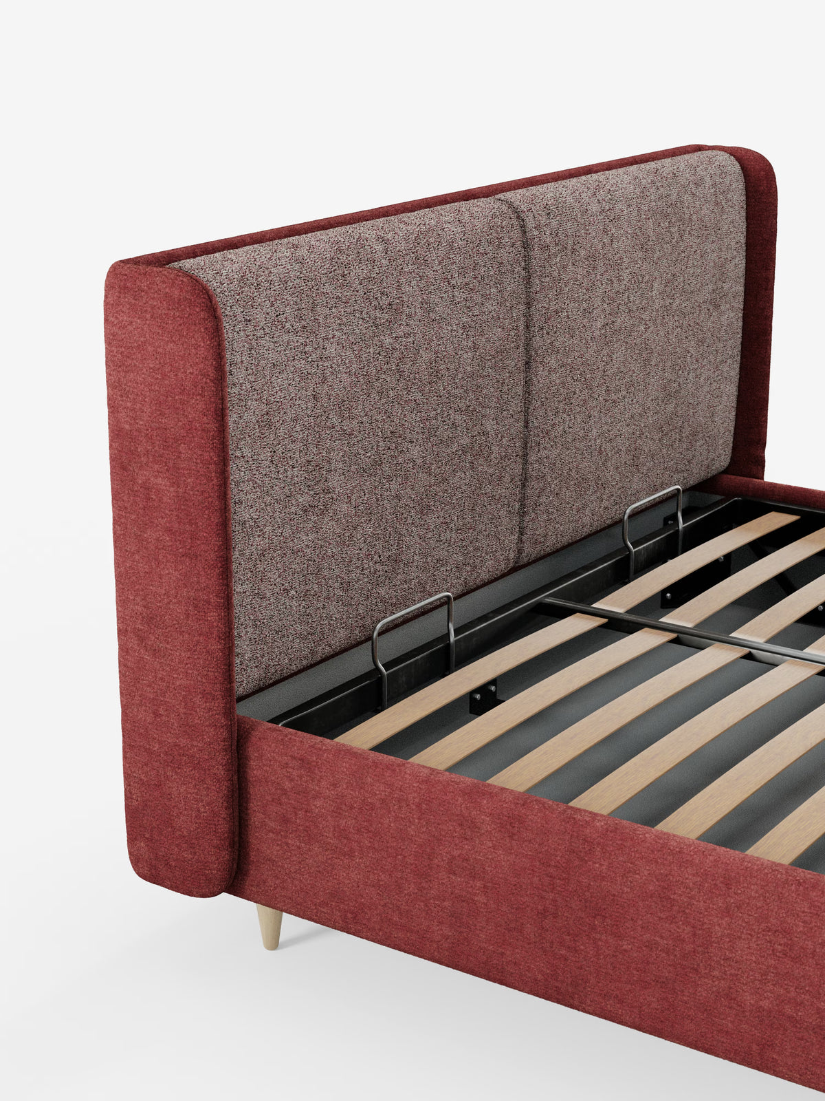 Un primo piano del letto imbottito bicolore con contenitore VALKIRIA di Letti.Il modello, presentato su sfondo bianco, è caratterizzato da un morbido rivestimento in tessuto rosso, cuscini dello schienale grigi a trama rigata e un'accogliente testiera avvolgente dalle linee curve, con doghe in legno a vista sulla base del letto e sostenuto da gambe di colore chiaro.