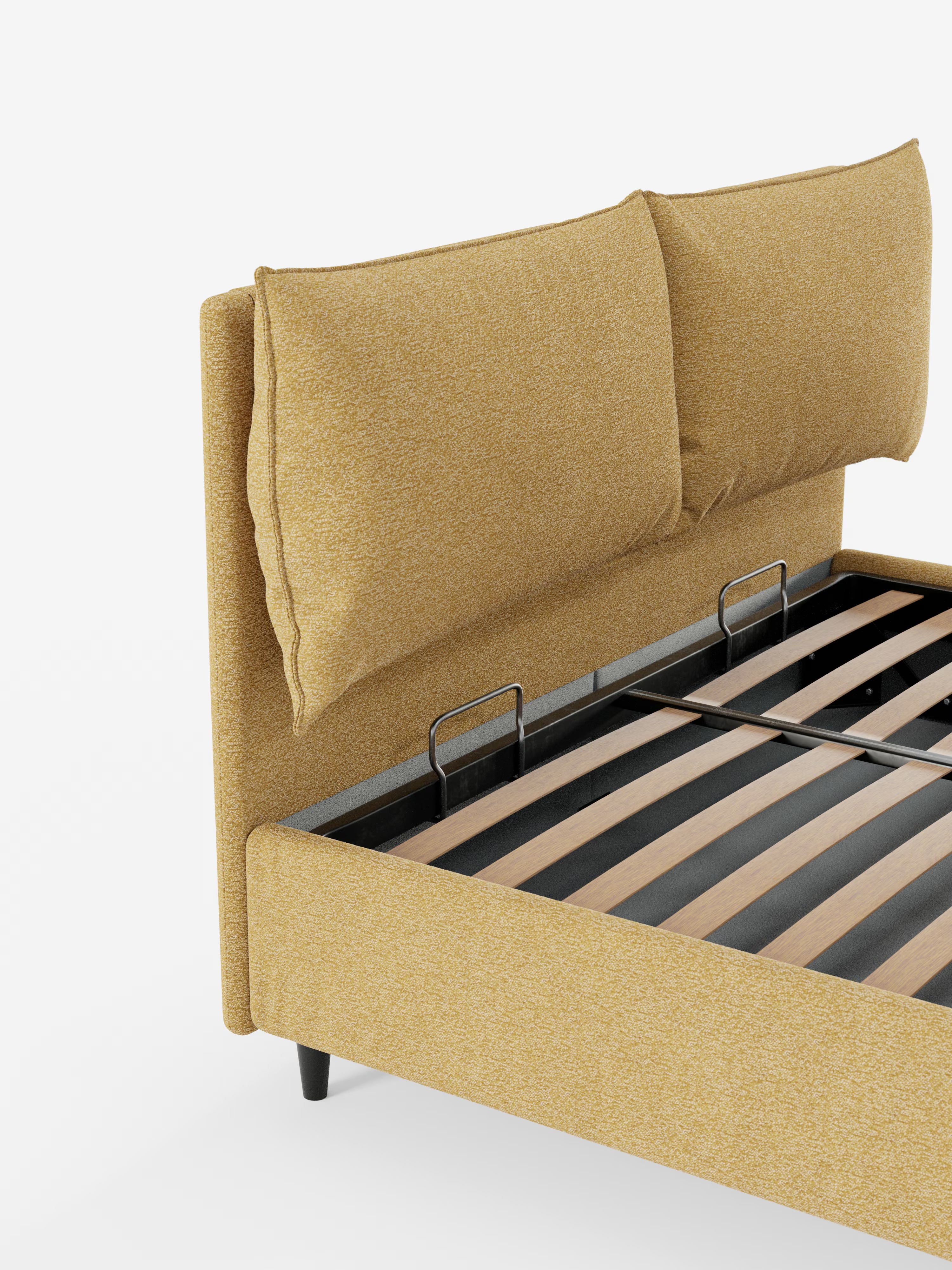 Vista angolare del letto imbottito con contenitore ZAYRON di Letti.store, qui presentato in tessuto giallo senape certificato Oeko-Tex®. Questo letto dal design moderno è dotato di due grandi e morbidi cuscini regolabili che fungono da testiera e presenta doghe in legno a vista nella parte inferiore. Le gambe di sostegno nere e un design elegante e accogliente ne completano l’aspetto sullo sfondo bianco a tinta unita.