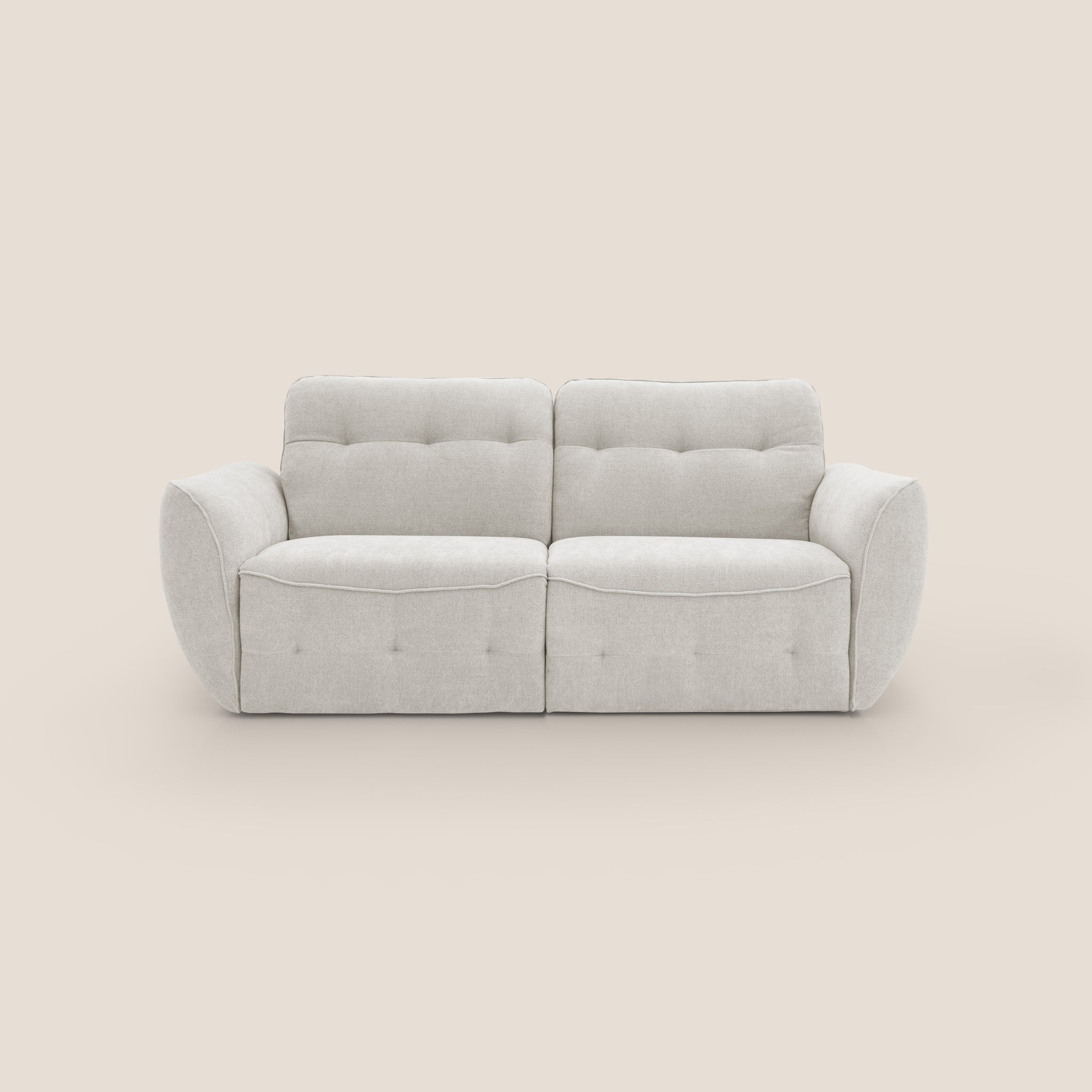 Un divano Cerbero elegante e contemporaneo di Divani.Store, realizzato in tessuto bouclé impermeabile grigio chiaro, si staglia su uno sfondo beige semplice. Presenta uno stile a due posti completato da cuscini morbidi e tappezzeria trapuntata, con braccioli ampi e arrotondati e uno schienale diviso che ne evidenzia il comfort moderno e l'elegante design italiano.