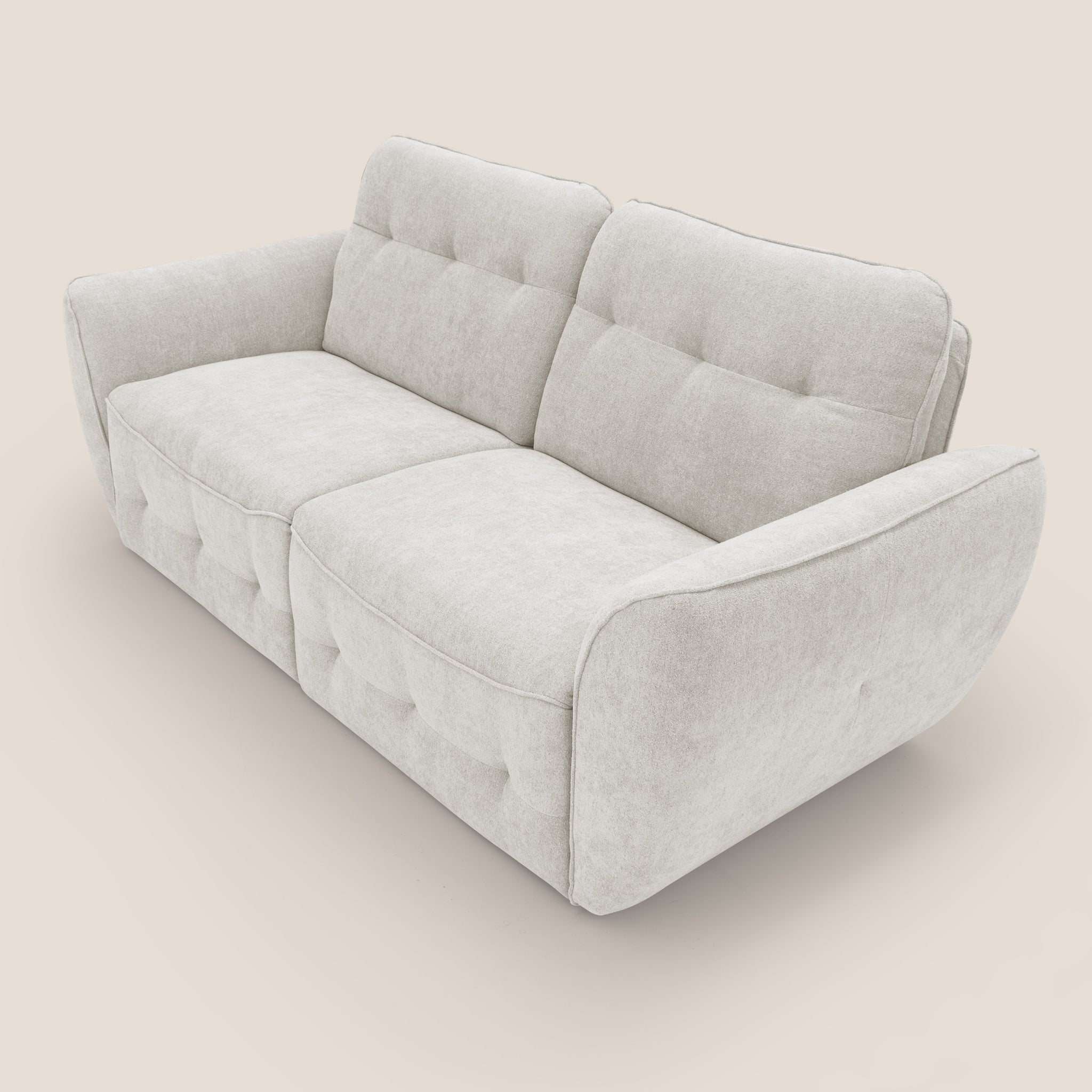 Un morbido divano Cerbero 2 e 3 posti in grigio chiaro, realizzato in morbido bouclé impermeabile T07, presenta cuscini trapuntati e braccioli arrotondati su uno sfondo beige, evidenziandone il design italiano. Questo pezzo di Divani.Store include due cuscini per lo schienale con un sottile motivo trapuntato a bottoni che ne esalta il comfort moderno.