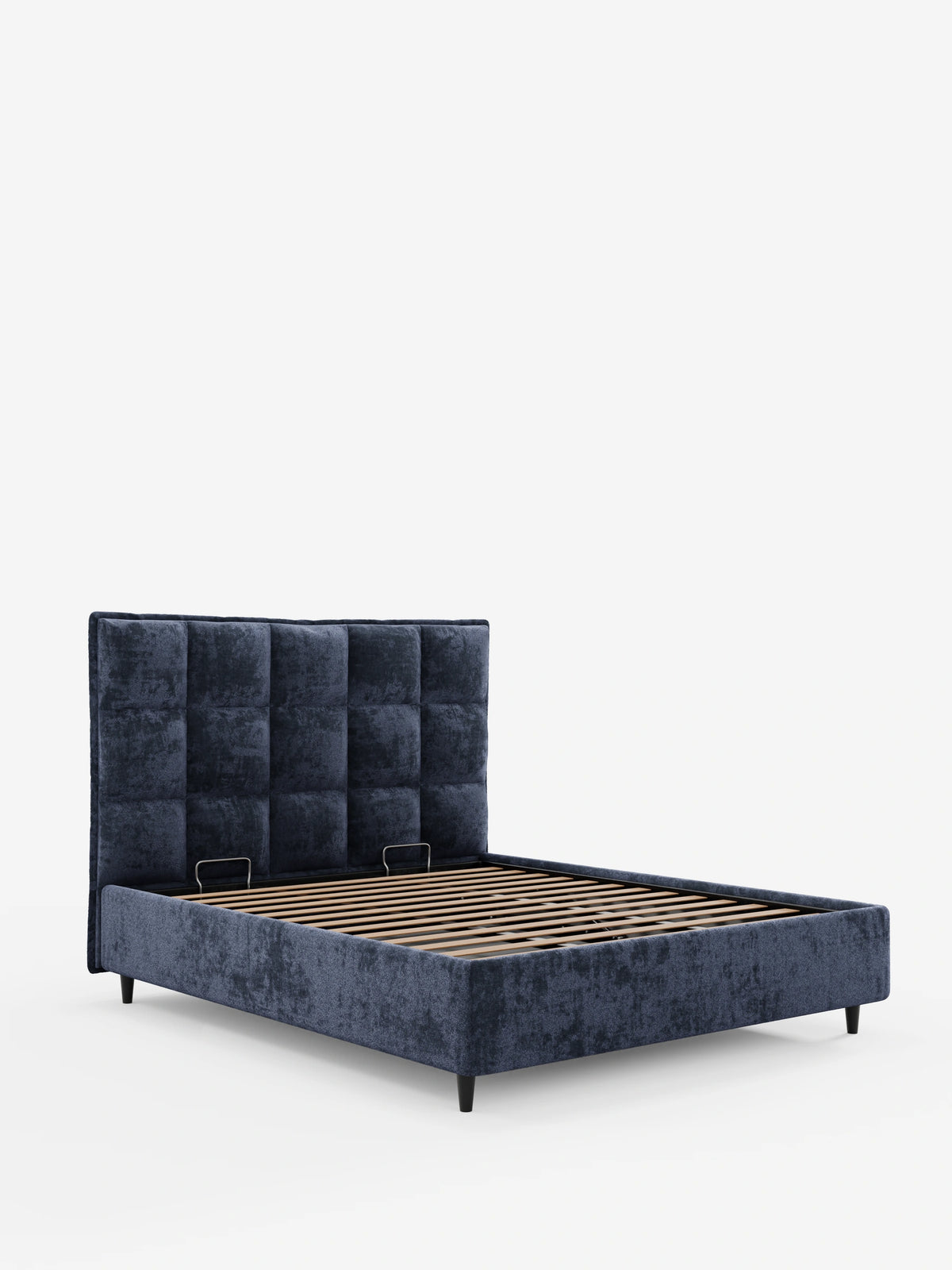 Il letto imbottito AURO con contenitore e testiera alta capitonné in ciniglia Oeko-Tex® è un letto contenitore in velluto blu scuro con una testiera alta e capitonné, una base a doghe in legno e gambe corte nere su sfondo bianco.