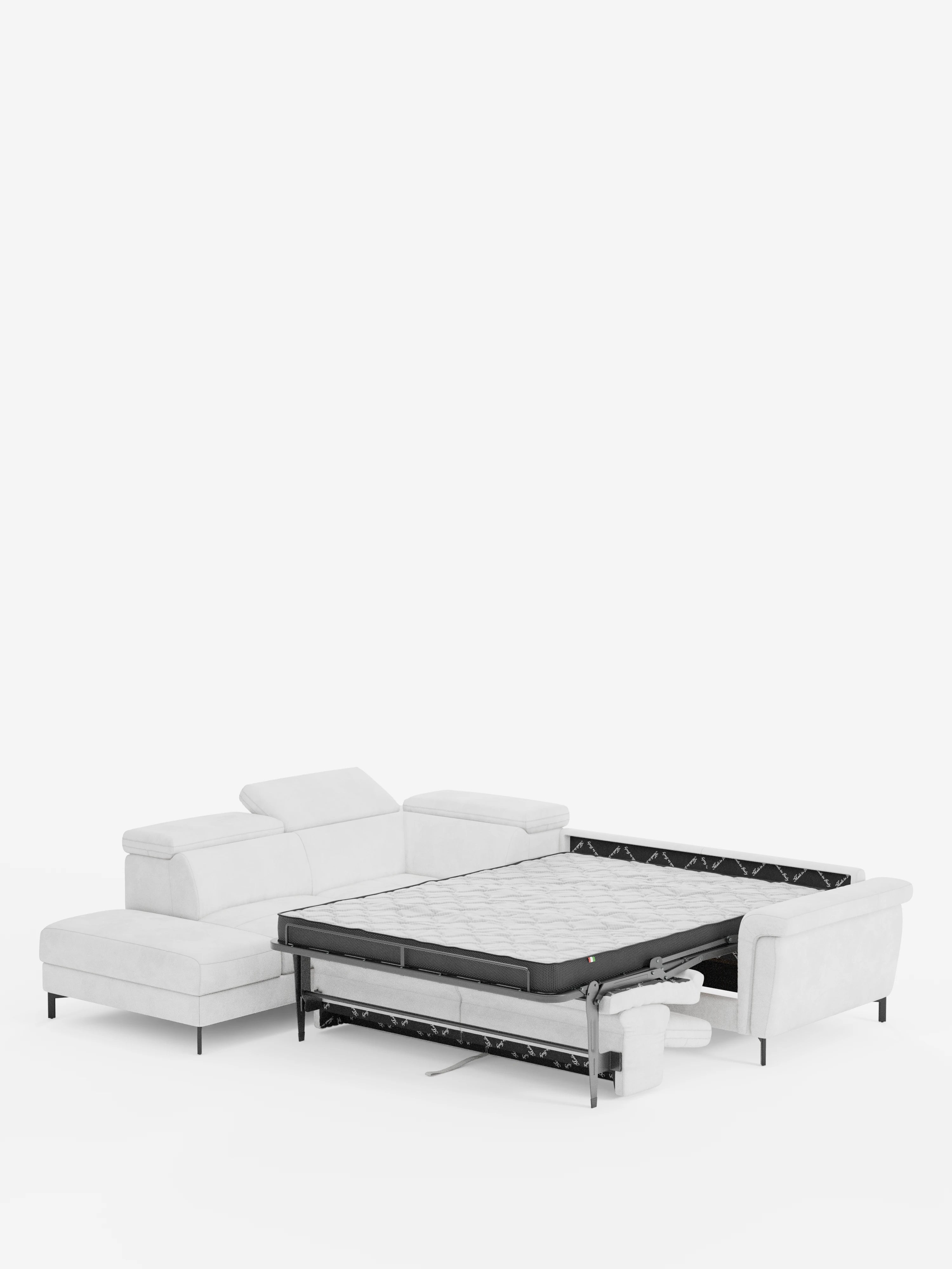 Il divano letto angolare Capri con poggiatesta reclinabili e materasso ad alte prestazioni in tessuto vellutino smacchiabile T30 di Divani.Store è un divano angolare contemporaneo di colore grigio chiaro, dotato di chaise longue orientata a sinistra e di un letto estraibile che rivela il materasso ad alte prestazioni. Caratterizzato da braccioli bassi, poggiatesta regolabili ed eleganti gambe nere, questo divano incarna il design moderno su uno sfondo bianco semplice.