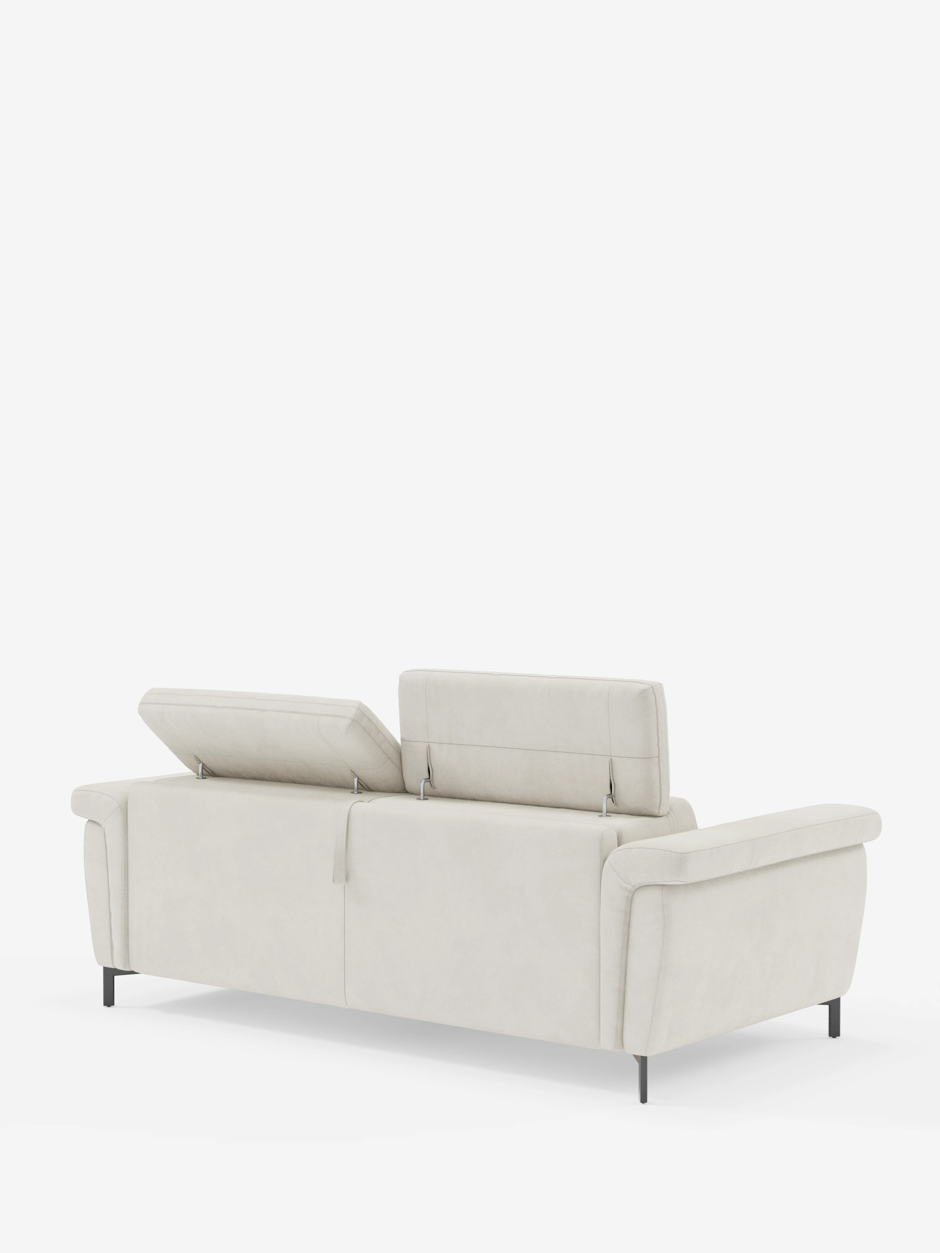 Il divano letto di design Capri di Divani.Store è ripreso dal retro, mettendo in risalto il rivestimento in tessuto effetto velluto smacchiabile T30 color beige chiaro e la sua silhouette moderna. Sottili piedini alti neri sostengono il divano, mentre due dei tre poggiatesta reclinabili sono parzialmente sollevati per evidenziarne le caratteristiche di comfort regolabile. L'esperta maestria artigianale italiana esalta questo elegante complemento d'arredo, messo in risalto da uno sfondo bianco a tinta unita.