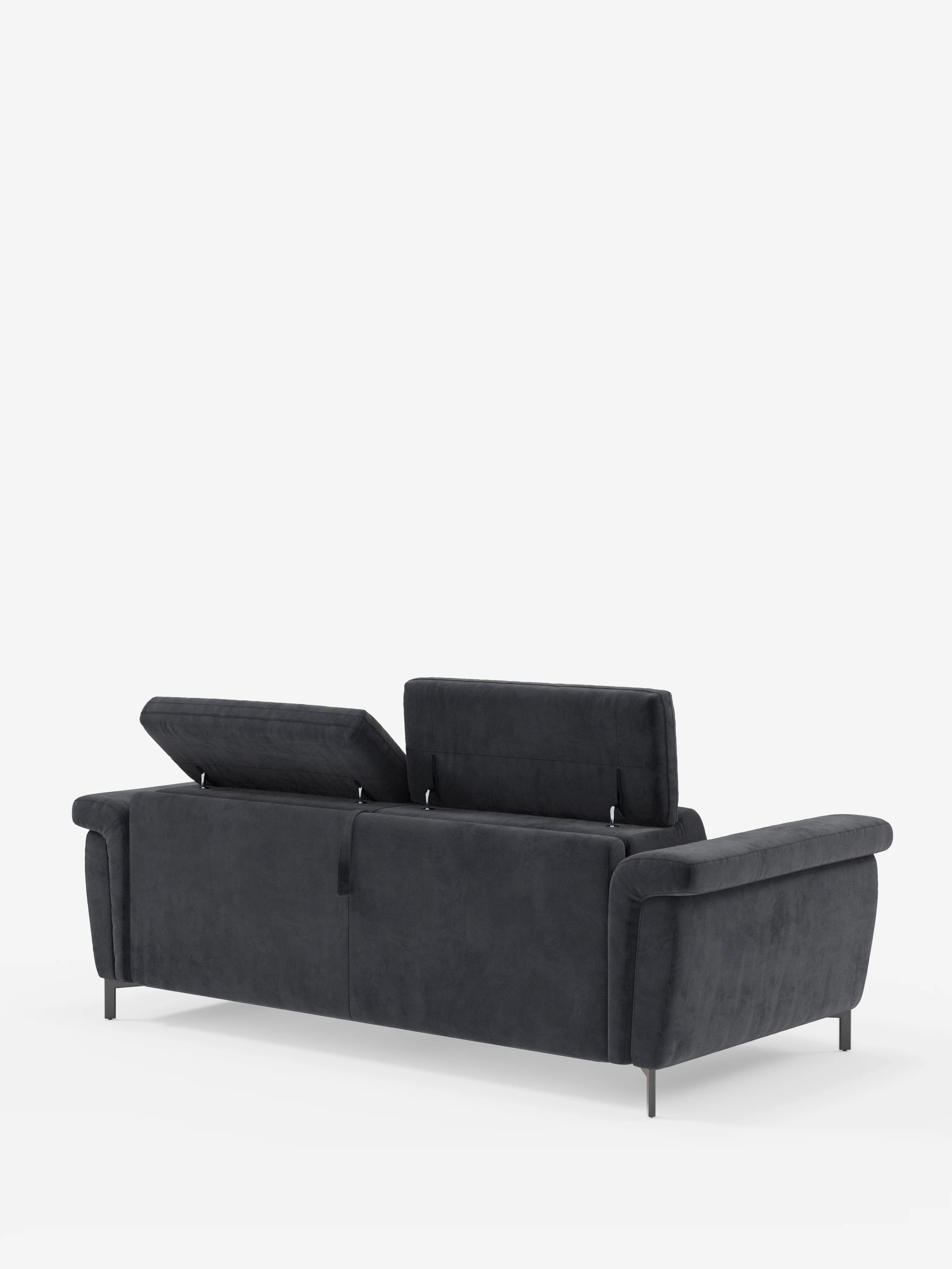 Il divano letto di design Capri di Divani.Store è ripreso nella vista posteriore, che mette in risalto i due poggiatesta regolabili, gli ampi braccioli e le sottili gambe nere. Realizzato con maestria secondo la tradizione della manifattura italiana, questo divano grigio scuro è rivestito in un raffinato tessuto smacchiabile T30 effetto velluto e si staglia con eleganza su uno sfondo bianco a tinta unita.