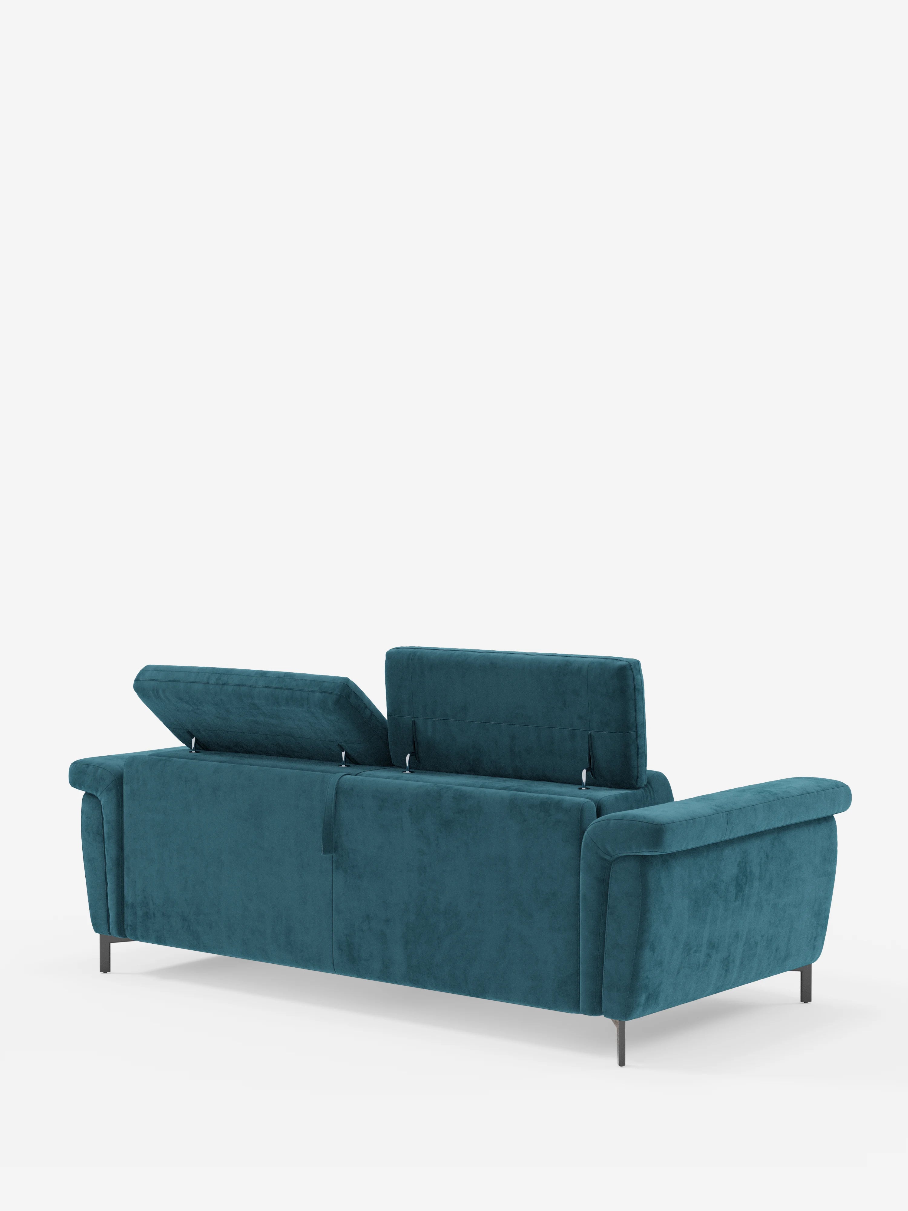 Il divano letto di design Capri di Divani.Store, qui raffigurato nella vista posteriore in lussuoso tessuto smacchiabile color verde acqua effetto velluto T30, presenta due poggiatesta rialzati e reclinabili e uno schienale piatto. Il divano si contraddistingue per i braccioli arrotondati, i sottili piedini alti neri e una silhouette moderna e minimalista. Esposto su uno sfondo bianco a tinta unita, mette in risalto la superba manifattura italiana.
