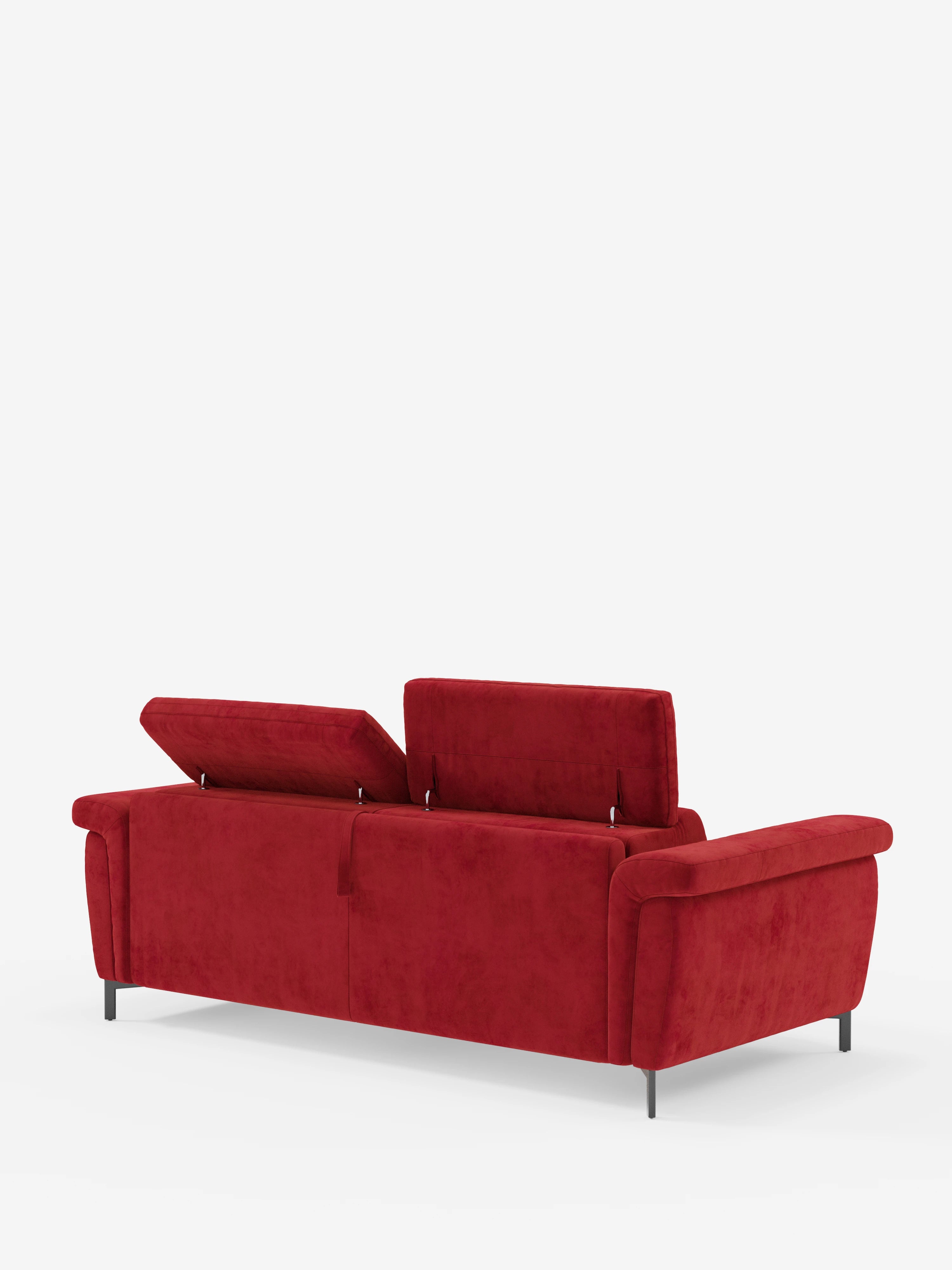 Un divano letto di design Capri di Divani.Store è ripreso di retro su uno sfondo bianco. Rivestito con un elegante tessuto effetto velluto smacchiabile T30, il divano presenta ampi braccioli, gambe alte e slanciate e due poggiatesta reclinabili parzialmente sollevati per rivelare lo spazio contenitivo interno: una raffinata vetrina della manifattura italiana.