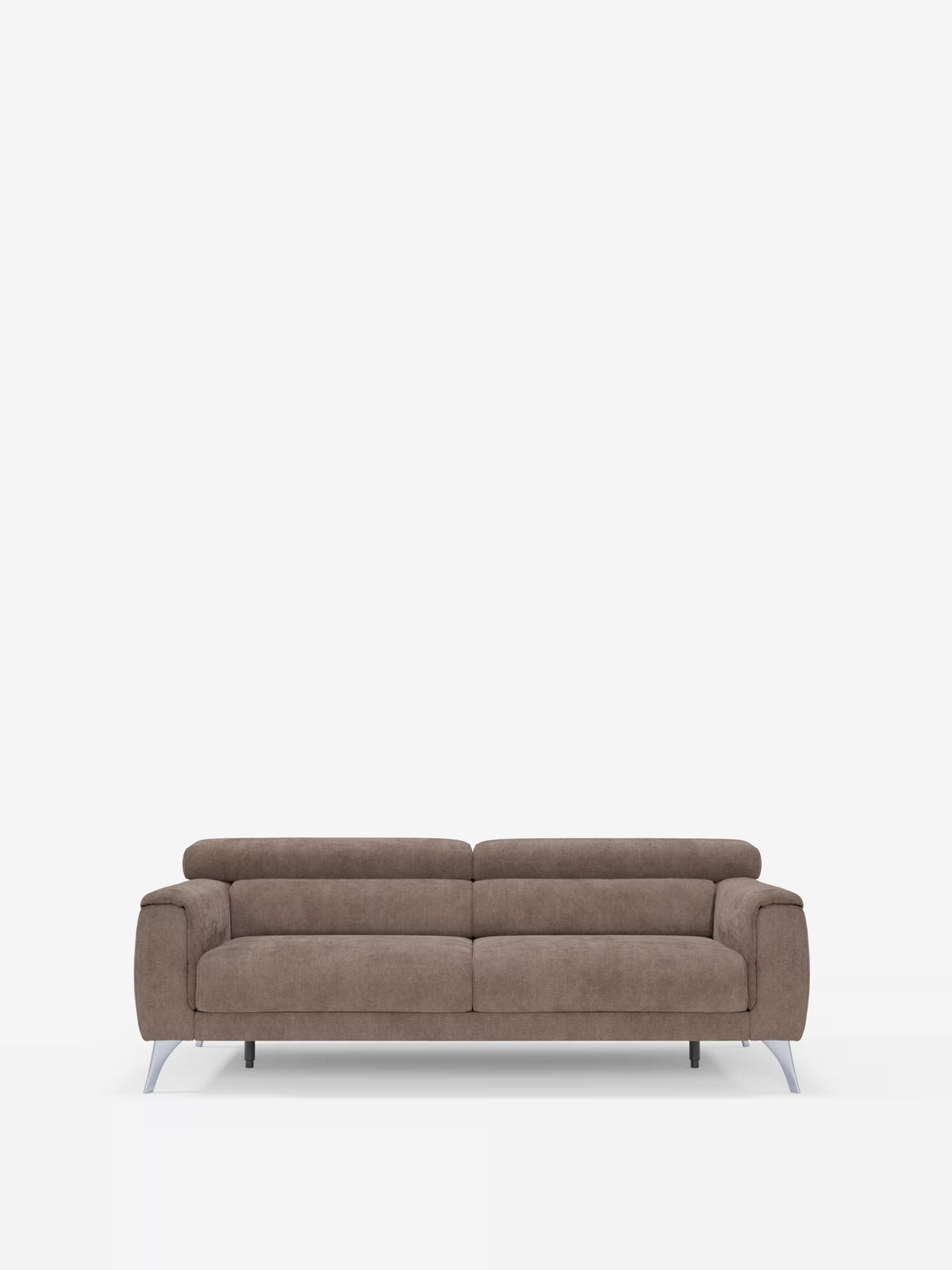 Un moderno divano Caravaggio marrone a 2 e 3 posti con sedute allungabili e poggiatesta reclinabili, rivestito in elegante tessuto smacchiabile T31 di Divani.Store, con gambe in metallo, ampi braccioli e schienale basso, è posizionato al centro di uno sfondo bianco a tinta unita. Questo divano moderno dal design minimalista può ospitare comodamente tre persone.