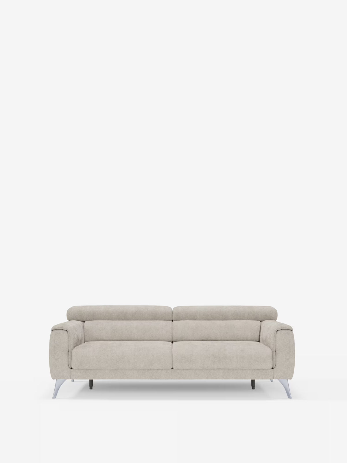 Un moderno divano Caravaggio a 2 e 3 posti con sedute allungabili e poggiatesta reclinabili di Divani.Store, rivestito in elegante tessuto T31 grigio chiaro resistente alle macchie e sostenuto da eleganti gambe in metallo, si staglia su uno sfondo bianco a tinta unita. Il divano si caratterizza per il profilo ribassato, gli ampi cuscini di seduta, i braccioli arrotondati e un design minimalista, perfetto per qualsiasi soggiorno contemporaneo.