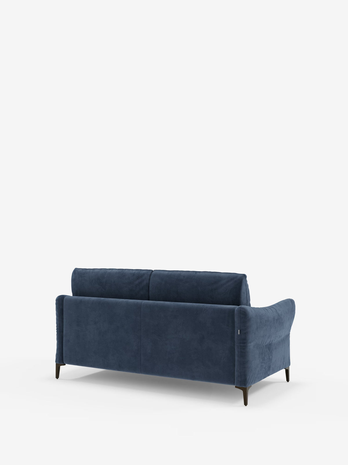 Un divano letto matrimoniale Dalia, moderno ed elegante, di Divani.Store, rivestito in tessuto T30 effetto velluto lavabile H18 blu scuro, con schienale imbottito e braccioli leggermente ricurvi, è ripreso da dietro. Poggia su corte gambe nere affusolate su uno sfondo bianco a tinta unita.
