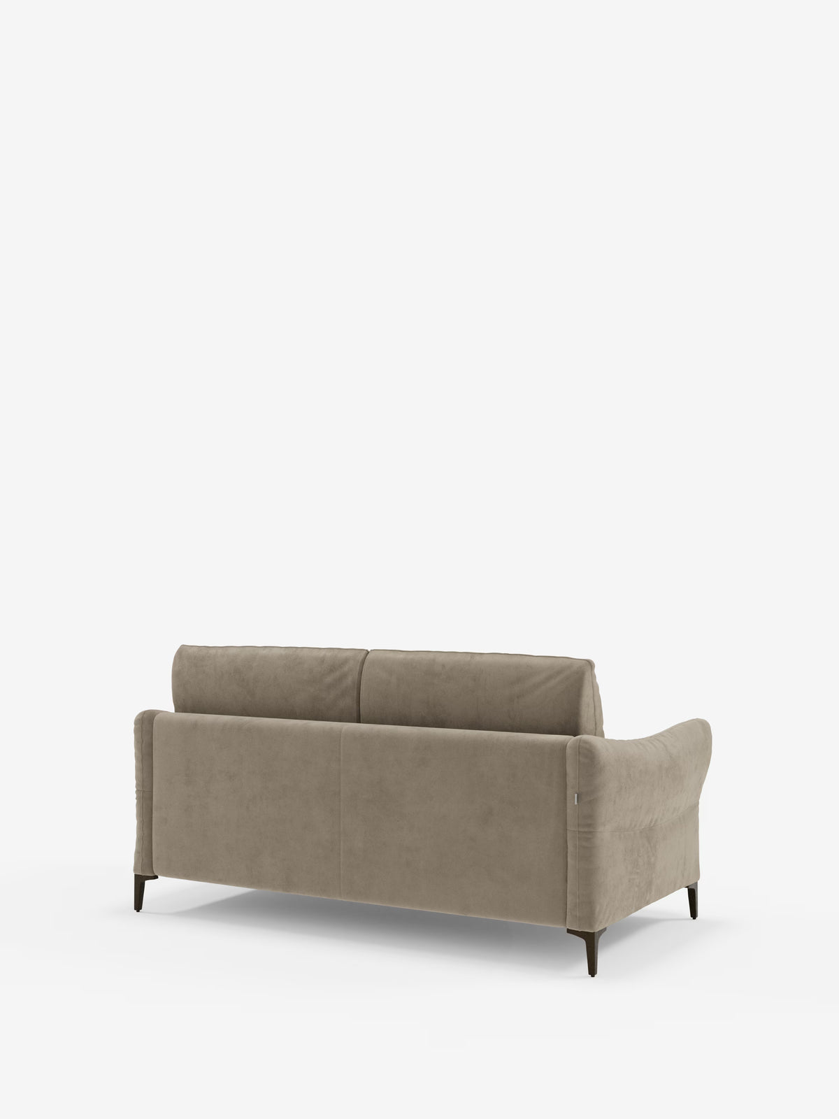 Il divano letto Dalia di Divani.Store, qui presentato in tessuto vellutino T30 beige smacchiabile, si caratterizza per un design moderno di ispirazione scandinava, con braccioli alti e gambe slanciate in legno scuro. Ripreso di retro su uno sfondo bianco a tinta unita, questo divano è dotato di due cuscini dello schienale e presenta sottili dettagli di cucitura sui lati e sul retro.