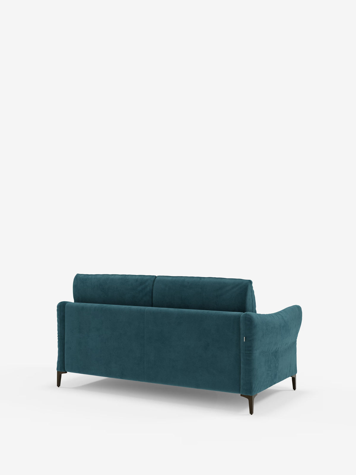 Ripreso di retro su uno sfondo bianco a tinta unita, il divano letto Dalia a 2, 3 e 4 posti con materasso H18, realizzato in moderno tessuto vellutato antimacchia T30 di Divani.Store, presenta due cuscini di seduta, braccioli leggermente ricurvi, uno schienale basso e quattro gambe corte in legno scuro. Il suo design moderno e minimalista rende questo divano letto elegante e pratico per qualsiasi ambiente abitativo contemporaneo.
