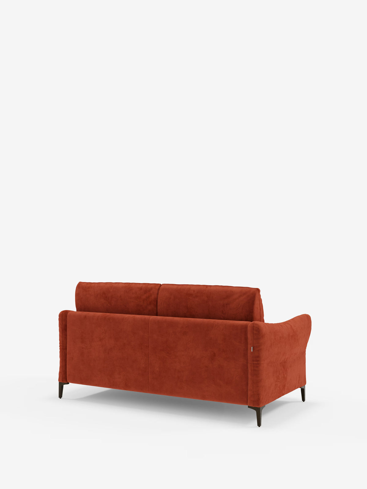 Il divano letto Dalia color ruggine di Divani.Store, disponibile nelle versioni a 2, 3 e 4 posti con materasso H18, è rivestito in un moderno tessuto in velluto antimacchia (T30). Raffigurato di retro su uno sfondo bianco a tinta unita, questo divano in stile scandinavo presenta braccioli ricurvi, gambe in legno scuro, due cuscini di seduta e un design semplice e moderno.