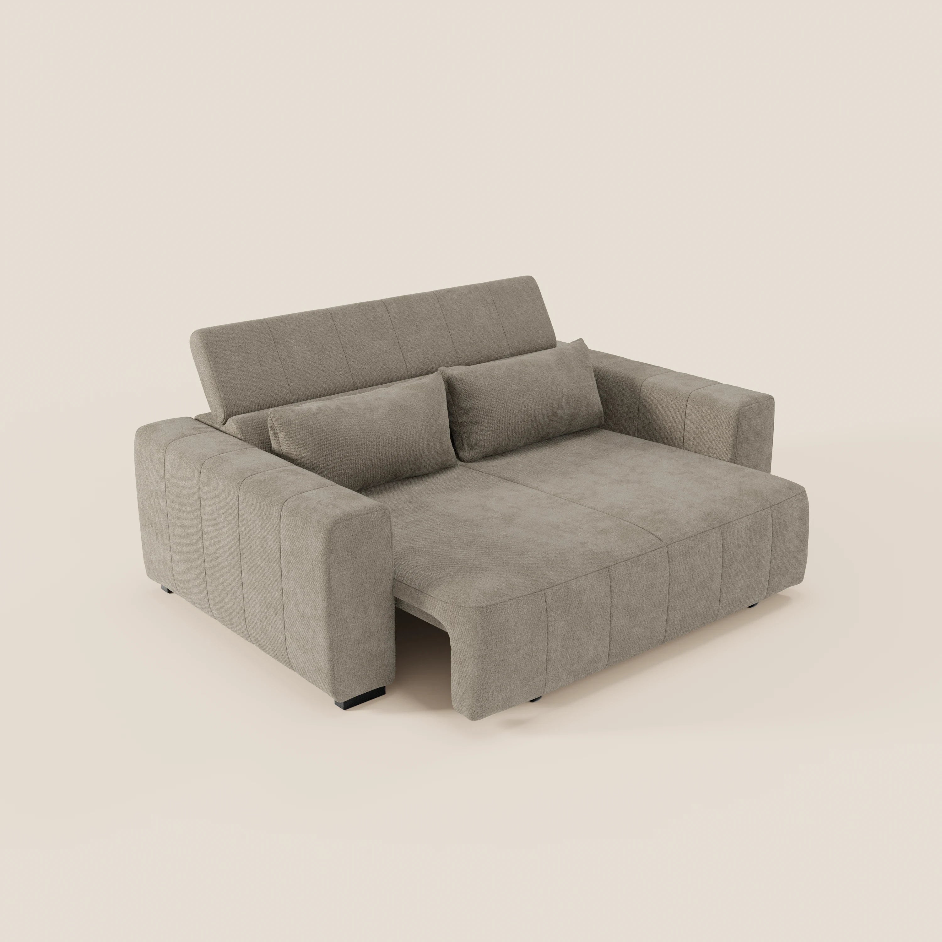 Il divano Doric 3 posti di Divani.Store è caratterizzato da sedute allungabili con reclinazione elettrica, poggiatesta reclinabile e tessuto T23 antimacchia. Questo divano moderno è fotografato su uno sfondo semplice, bianco sporco.