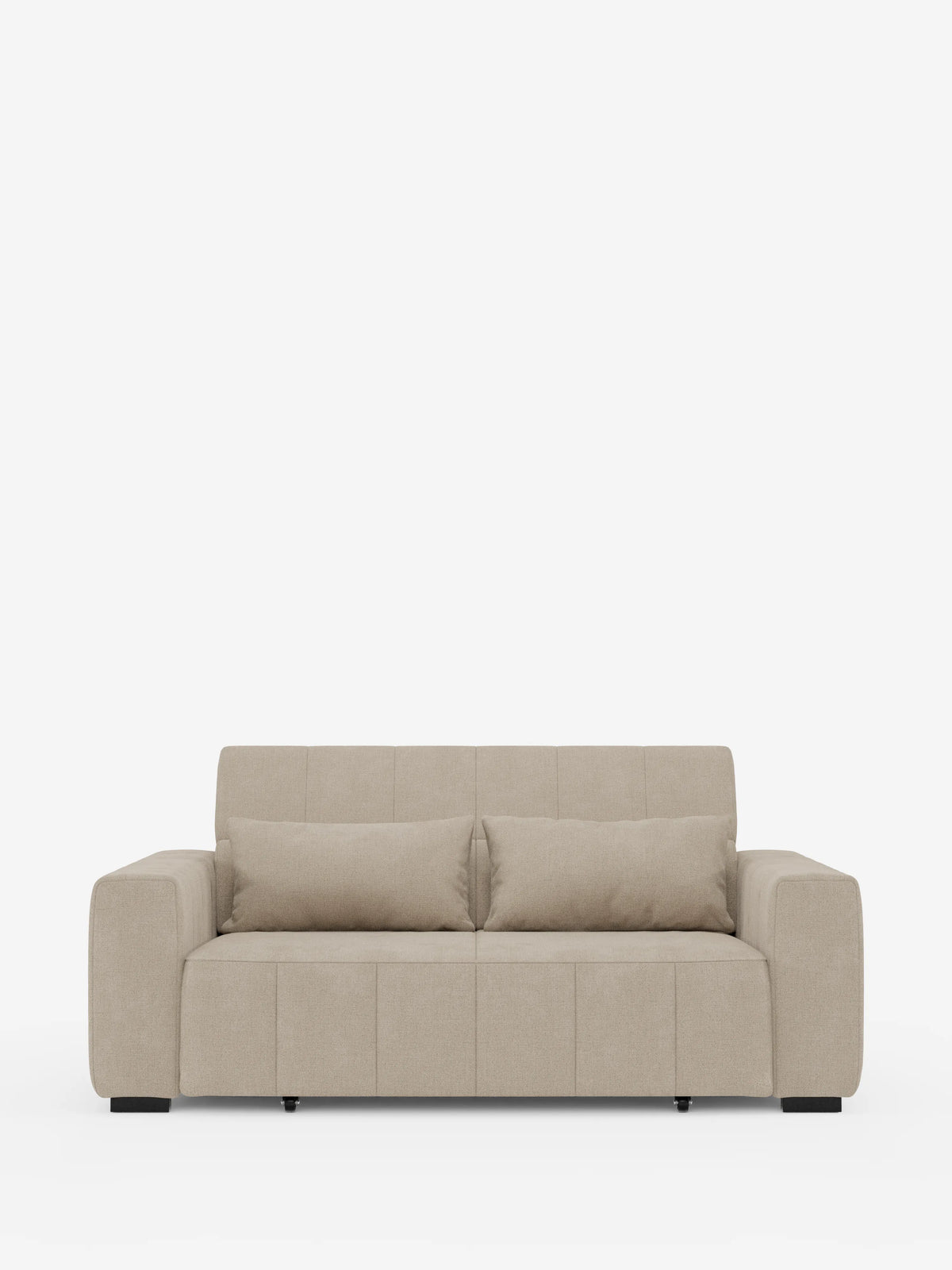 Un moderno divano a tre posti Doric color beige di Divani.Store, caratterizzato da braccioli squadrati, due cuscini coordinati ed eleganti dettagli di cuciture orizzontali e verticali. Questo divano contemporaneo offre sedute estensibili con funzione di reclinazione elettrica e un poggiatesta regolabile, rivestito in tessuto T23 facile da pulire. Poggia su quattro gambe corte nere su uno sfondo bianco a tinta unita.