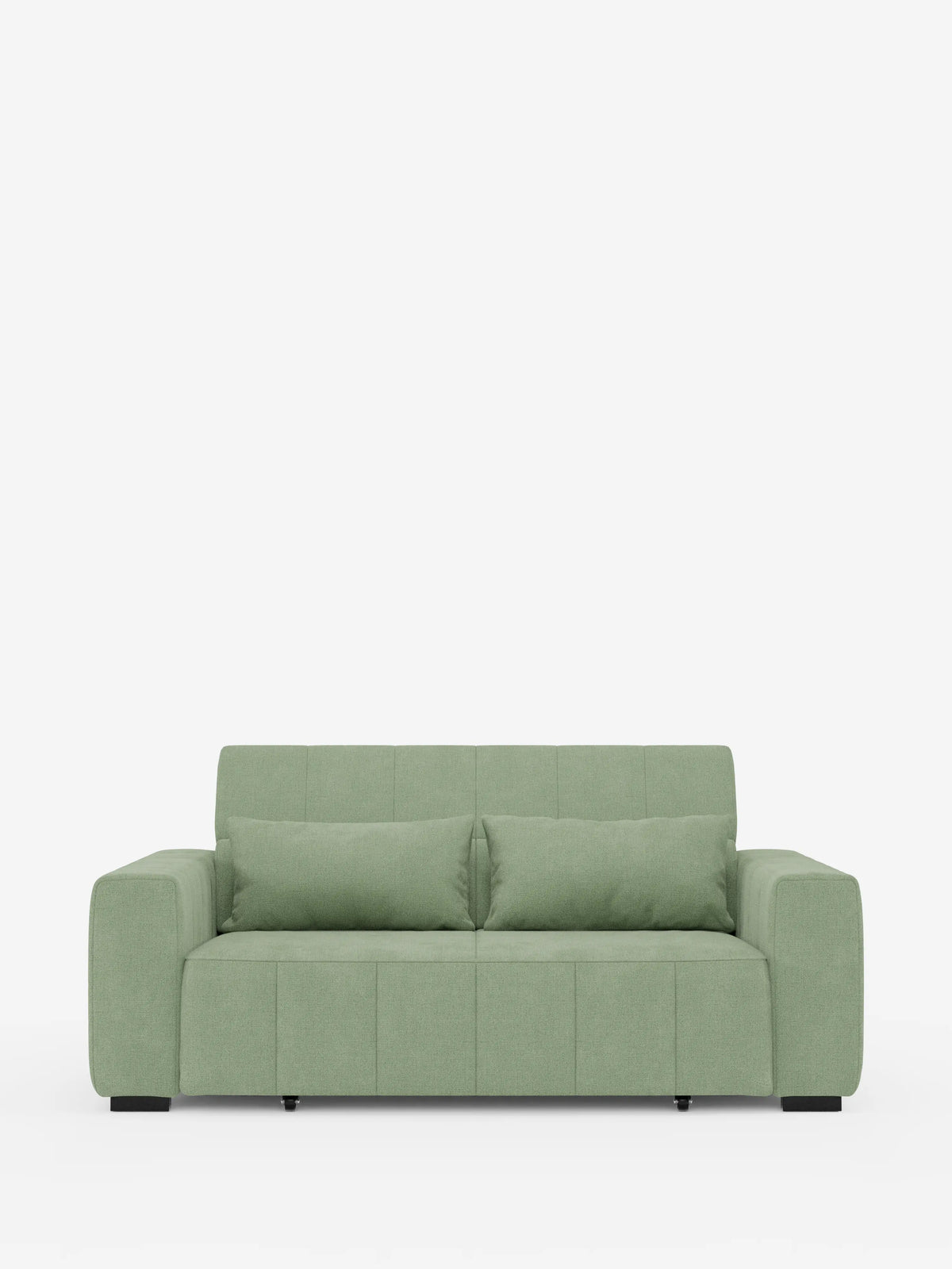 Un divano a 3 posti in stile dorico moderno, di colore verde chiaro, con sedute allungabili tramite meccanismo relax elettrico, firmato Divani.Store, caratterizzato da due cuscini rettangolari abbinati per lo schienale, ampi braccioli e cuciture verticali su seduta e schienale. Questo divano sfoderabile è dotato di un poggiatesta reclinabile in tessuto smacchiabile T23 e poggia su quattro gambe corte nere, che risaltano su uno sfondo bianco a tinta unita.