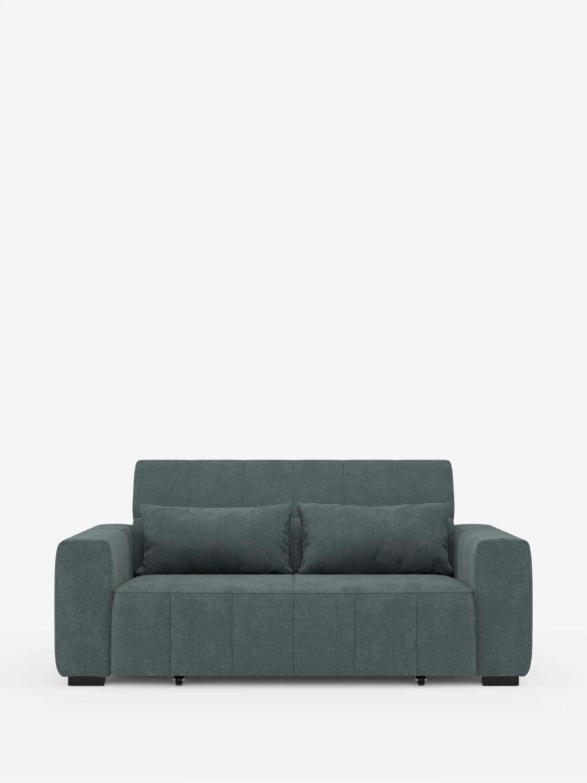 Un divano a 3 posti in stile dorico contemporaneo di Divani.Store, rivestito in tessuto T23 color verde acqua scuro facile da pulire, caratterizzato da ampi braccioli, due cuscini rettangolari per lo schienale e linee pulite. Il design propone un'estetica minimalista con gambe corte nere ed è impreziosito da sedute estensibili elettricamente e da un poggiatesta reclinabile. È raffigurato su uno sfondo bianco a tinta unita.