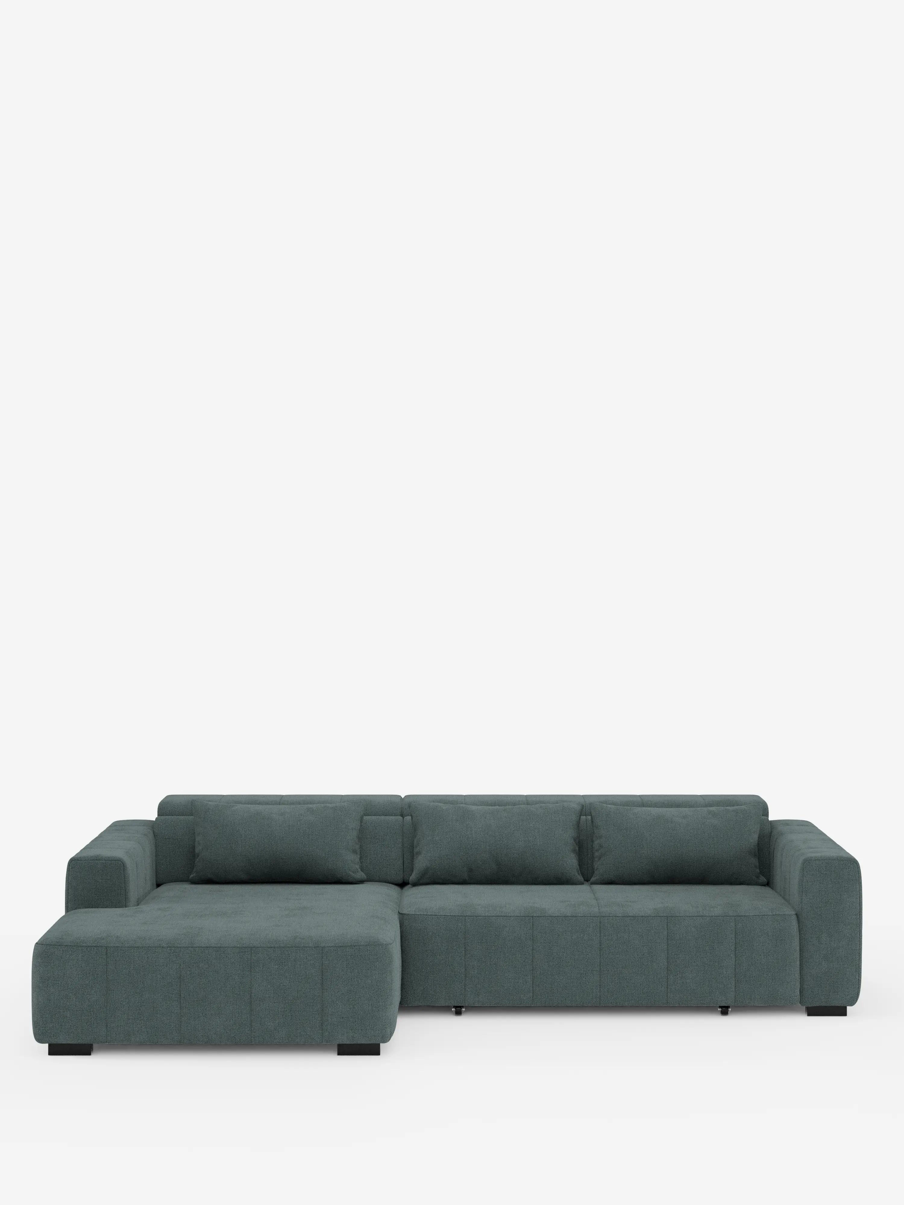 Un divano angolare in stile dorico contemporaneo con penisola e sedute allungabili con funzione relax elettrica di Divani.Store, rivestito in verde scuro, presenta braccioli bassi e larghi, cuscini squadrati e una chaise longue orientata verso sinistra. Questo elegante divano componibile è dotato di poggiatesta reclinabili e poggia su gambe corte nere su uno sfondo bianco a tinta unita.