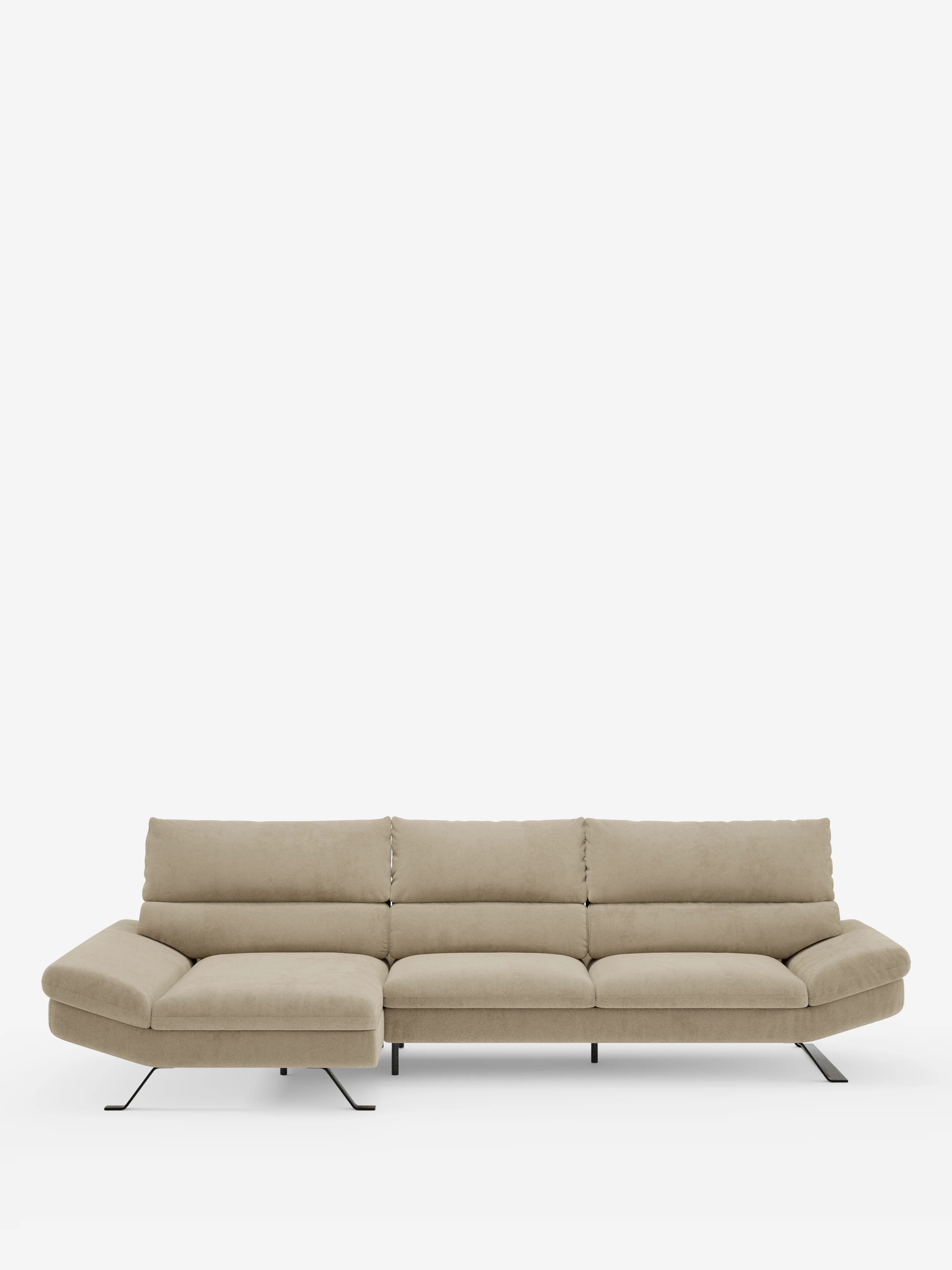 Un moderno divano angolare con penisola Eclipse di Divani.Store, rivestito in microfibra tecnica antimacchia T11 color beige, caratterizzato da cuscini di seduta ampi e bassi, una chaise longue orientata a sinistra, sottili gambe in metallo nero e tre cuscini dello schienale con funzionalità “schienali traslanti”. Le sue linee pulite e dritte creano un look minimalista su uno sfondo bianco.
