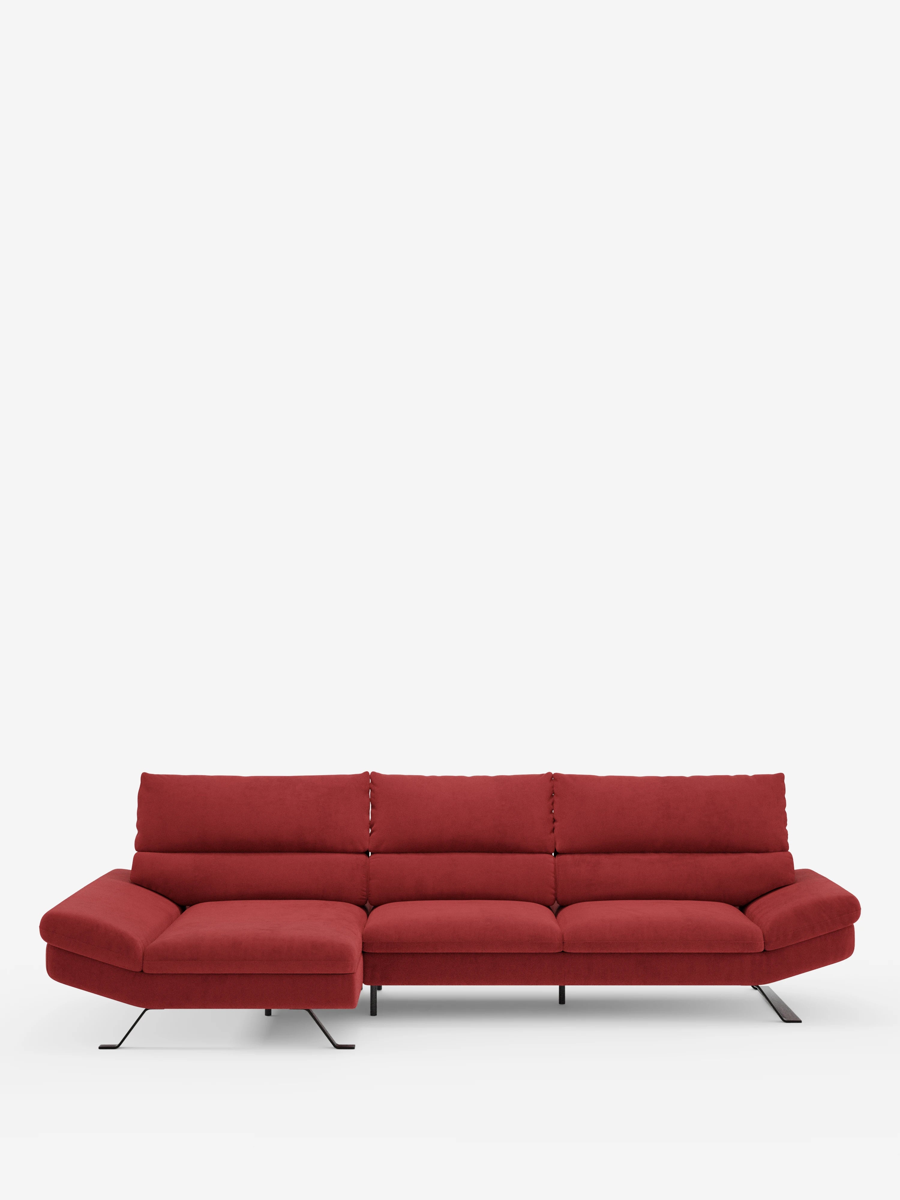 Un divano angolare contemporaneo rosso Eclipse con penisola e schienali traslanti in microfibra tecnica smacchiabile T11 di Divani.Store, dotato di tre cuscini di seduta e una chaise longue integrata sul lato sinistro. Questo divano di grande stile presenta braccioli bassi e larghi, morbidi cuscini dello schienale con schienale traslante regolabile per un maggiore comfort e sottili gambe in metallo nero. Lo sfondo bianco a tinta unita esalta il design elegante del divano.