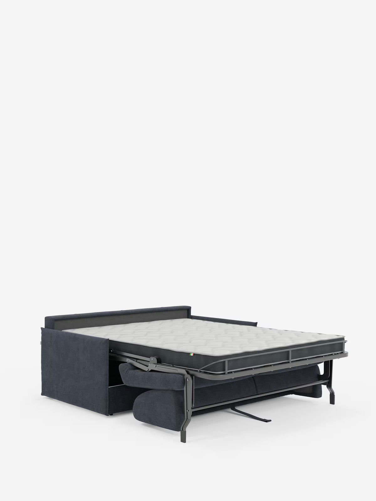 Il divano letto matrimoniale sfoderabile Evans di Divani.Store, caratterizzato da un design moderno e compatto in tessuto T23 grigio scuro smacchiabile e dotato di un pratico vano porta cuscini, è qui raffigurato completamente aperto. Lo schienale funge da testiera, mentre la struttura metallica ribaltabile sostiene un materasso di colore chiaro, mettendo in risalto il suo design funzionale e trasformabile su uno sfondo bianco a tinta unita.