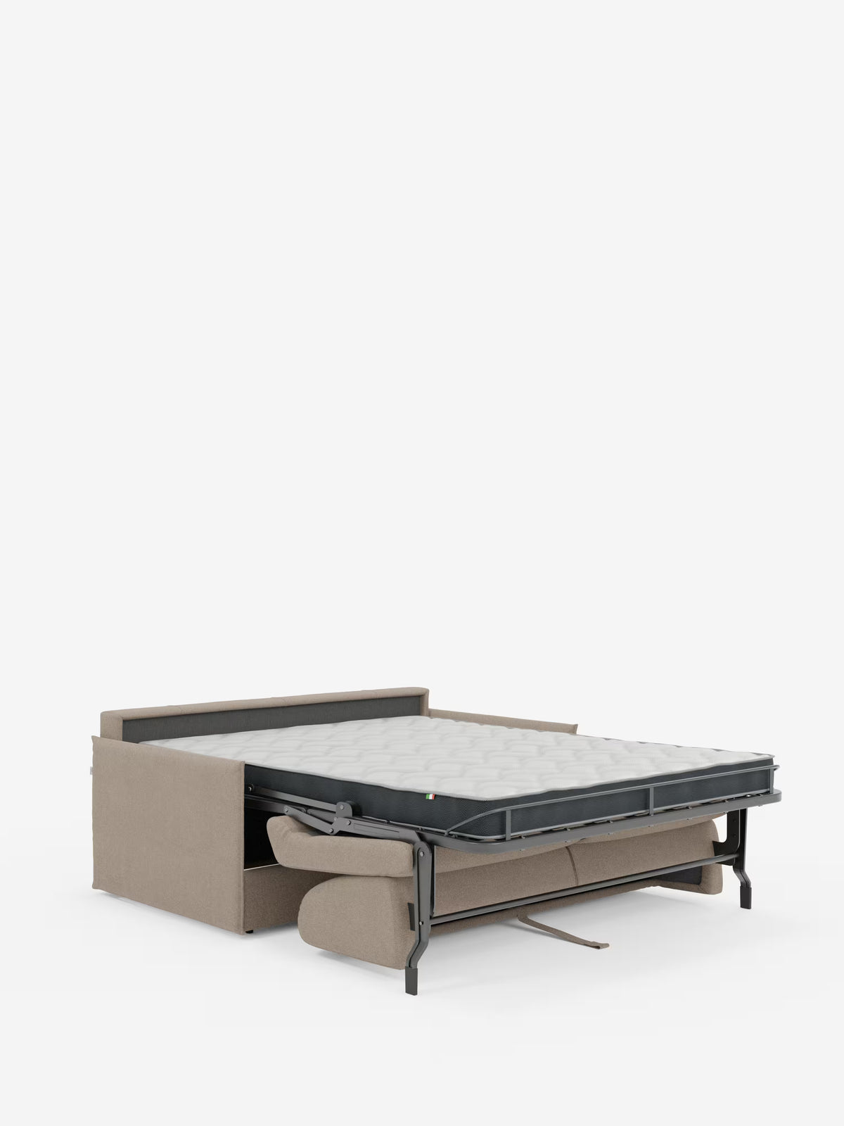 Un divano letto matrimoniale sfoderabile Evans di Divani.Store è esposto nella versione aperta, con rivestimento in tessuto smacchiabile T23 color beige e un ampio materasso sostenuto da una struttura in metallo. Lo schienale e i braccioli formano la testiera, mentre i cuscini inferiori sono riposti ordinatamente sotto il letto aperto. Lo sfondo è bianco a tinta unita.