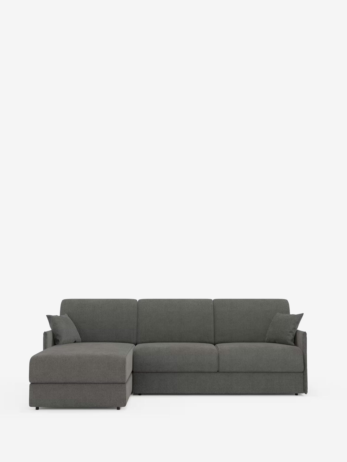 Un divano letto angolare Evans con penisola contenitore di Divani.Store, color grigio scuro, dotato di chaise longue sul lato sinistro, tre cuscini di seduta, tre cuscini dello schienale e due cuscini decorativi abbinati, su uno sfondo bianco a tinta unita. Questo divano componibile compatto, realizzato in tessuto T23 resistente alle macchie, coniuga perfettamente design moderno e funzionalità, offrendo ampio comfort e posti a sedere per qualsiasi ambiente.