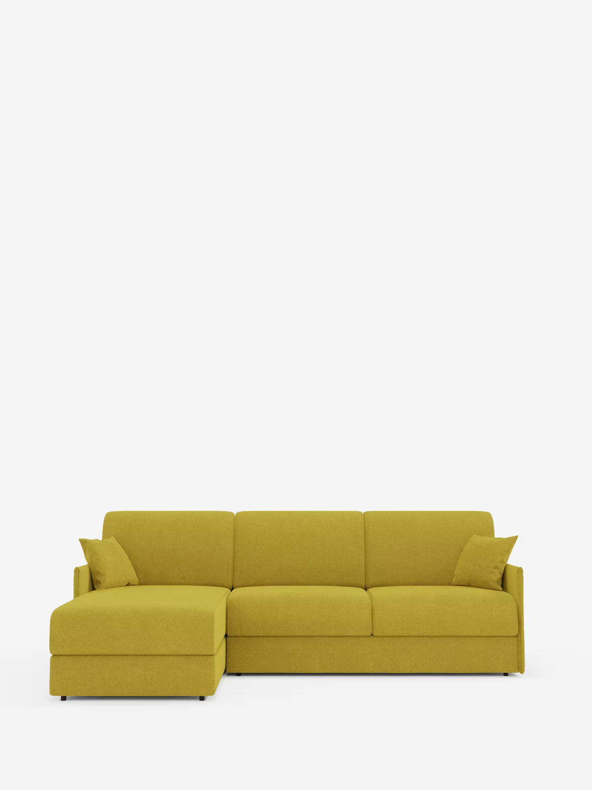Ecco la frase riscritta utilizzando i dati del prodotto: Il divano letto angolare con penisola contenitore Evans di Divani.Store è un moderno divano componibile dal design compatto, rivestito in tessuto T23 di facile pulizia, color giallo senape. Si caratterizza per le linee pulite, i tre cuscini di seduta e una versatile estensione a chaise longue sul lato sinistro che funge da pratico contenitore a penisola. Due cuscini decorativi abbinati sono posizionati a ciascuna estremità, il tutto su uno sfondo