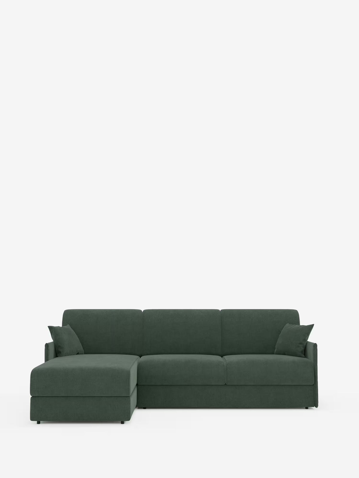 Il divano letto angolare Evans con penisola contenitore di Divani.Store è un divano componibile verde scuro con chaise longue orientata a sinistra, rivestito in tessuto T23 antimacchia. È dotato di tre cuscini di seduta principali, una chaise longue che funge ingegnosamente da pratico vano contenitore (penisola contenitore), uno schienale dal profilo ribassato e include due cuscini decorativi abbinati, il tutto presentato su uno sfondo bianco a tinta unita.
