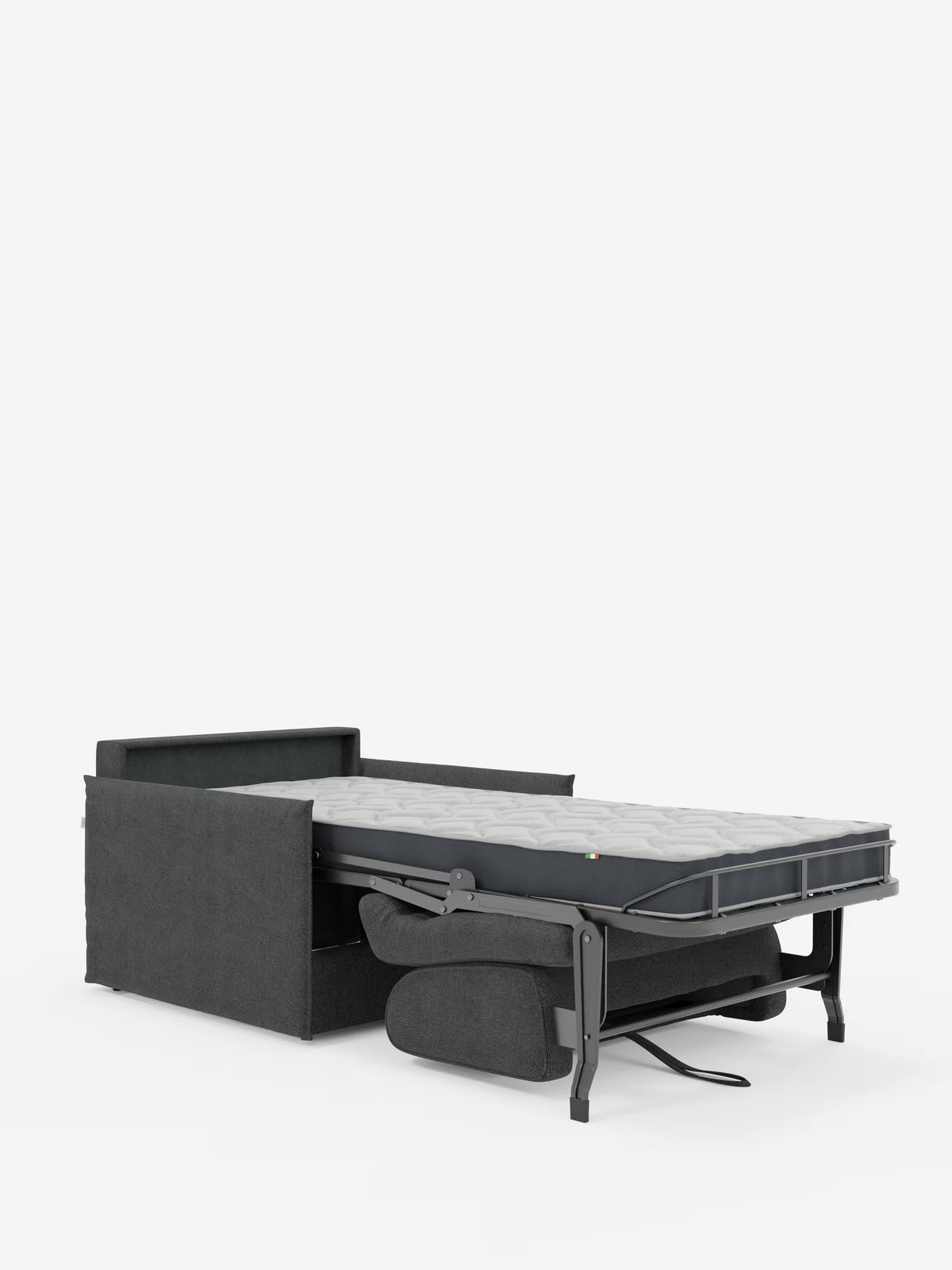 La poltrona letto compatta Evans con materasso di Divani.Store, rivestita in moderno tessuto T23 grigio scuro smacchiabile, è raffigurata con la struttura estraibile in metallo estesa, che rivela un materasso grigio chiaro da 70x197 cm pronto per essere utilizzato come letto. Lo schienale e i braccioli sono chiaramente visibili, in risalto su uno sfondo bianco uniforme.