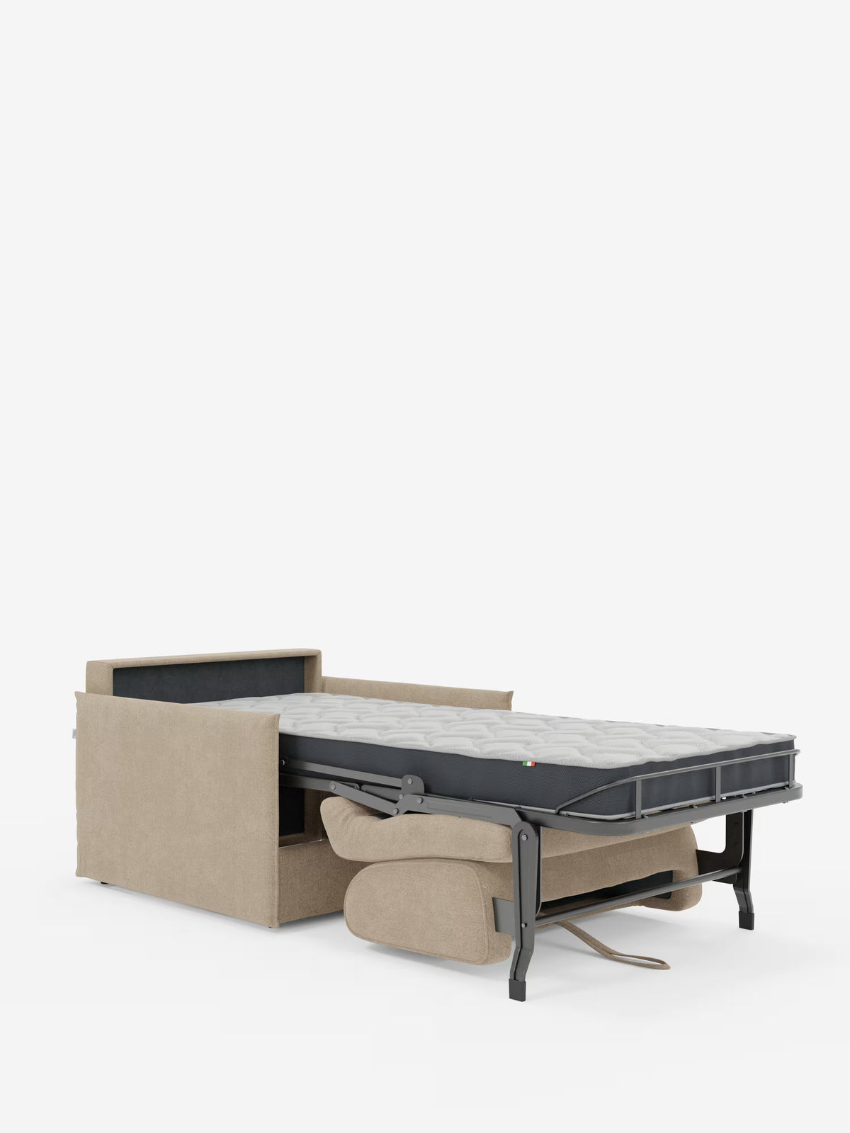 La poltrona letto compatta Evans con materasso di Divani.Store è qui presentata nella versione beige, con il materasso estratto e i cuscini dello schienale rimossi. La struttura in metallo estesa rivela il divano ripiegato sottostante e, sopra, un materasso ortopedico sfoderabile in tessuto smacchiabile T23 di colore grigio chiaro. Questo design versatile e salvaspazio risalta su uno sfondo bianco a tinta unita.
