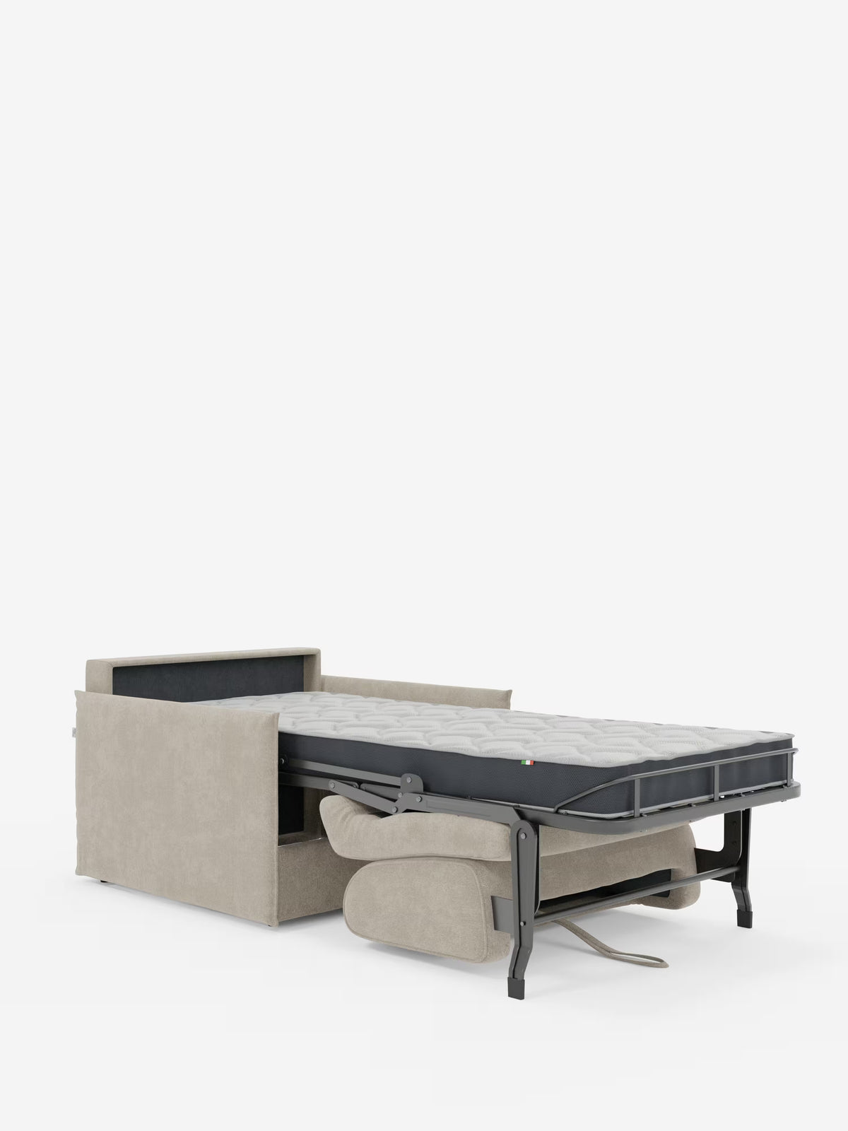 La poltrona letto compatta Evans con materasso di Divani.Store è qui presentata in tessuto T23 beige chiaro, resistente alle macchie. Nella foto, con il materasso ortopedico esteso verso l’esterno, sono visibili la struttura metallica e il meccanismo, mentre i cuscini della seduta sono riposti ordinatamente sotto la struttura del letto. Questa soluzione versatile e salvaspazio risalta su uno sfondo bianco a tinta unita.