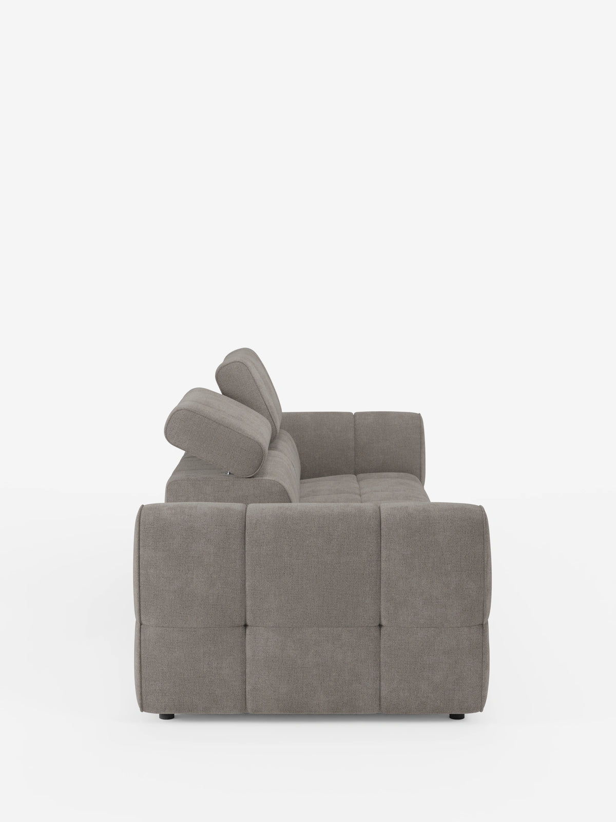 Vista laterale di un divano componibile Giotto con terminale aperto - opzione relax elettrico in tessuto smacchiabile T23, un moderno divano componibile in tessuto grigio chiaro testurizzato con braccioli squadrati, seduta trapuntata e poggiatesta reclinabile regolabile.