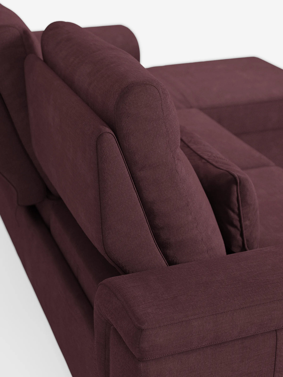 Un primo piano di un divano letto angolare Ischia color viola intenso con schienali regolabili, elemento estraibile e penisola contenitore in tessuto antimacchia misto lino, caratterizzato da schienali regolabili e tessuto testurizzato su sfondo bianco.