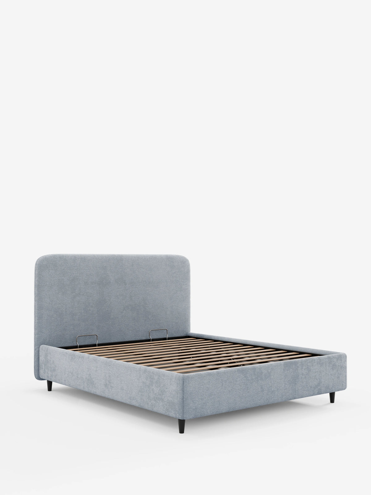 Il letto imbottito KAELOS Letto Minimal, di colore azzurro, con testiera arrotondata e base contenitore aperta, poggia su gambe scure su uno sfondo bianco.