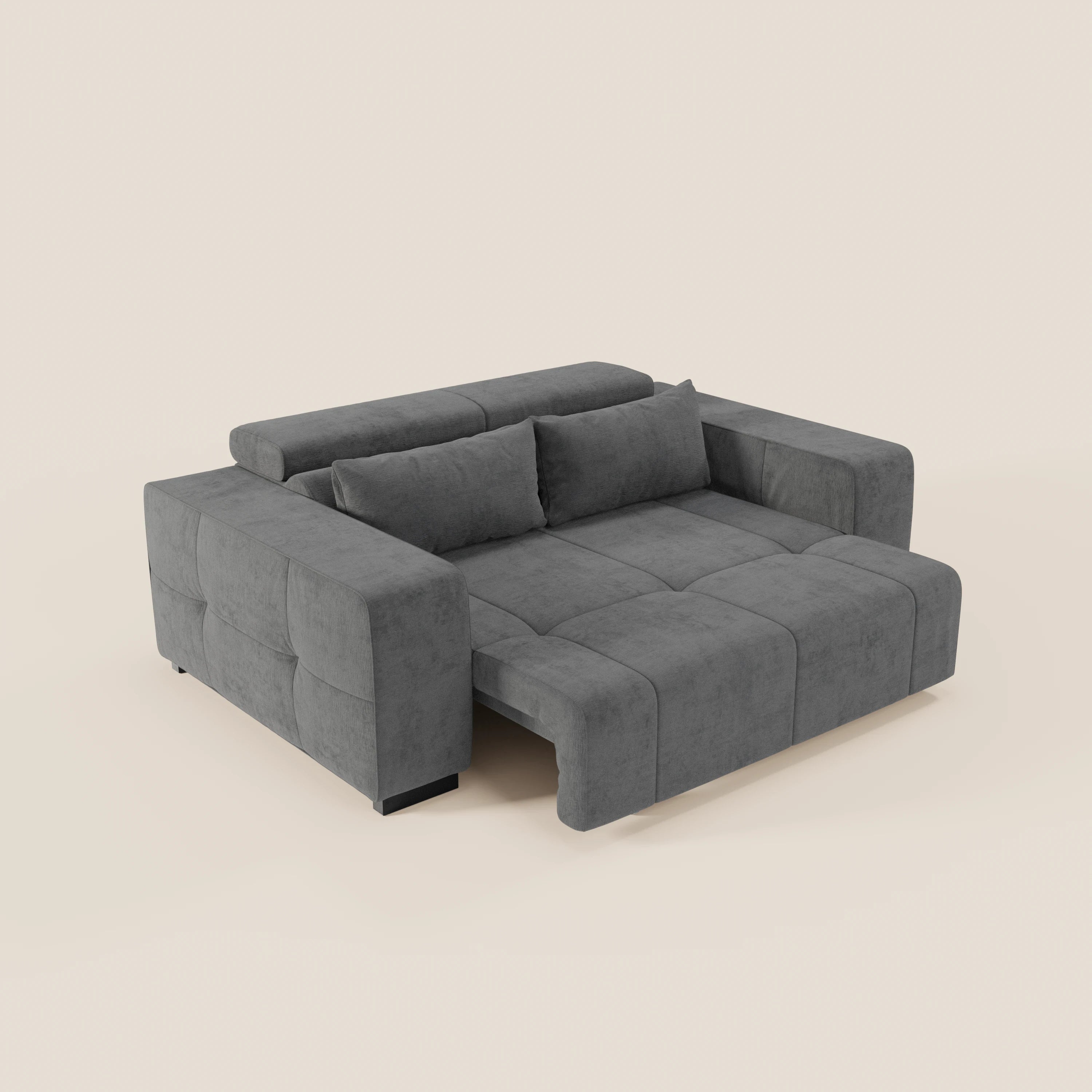 Il Divano Monarch con Relax Elettrico di Divani.Store è dotato di ampi braccioli, due cuscini per lo schienale, morbido tessuto grigio antimacchia T31, sedute con inserti quadrati, schienale basso e poggiatesta regolabile, per un'accogliente ozio e un comfort prolungato.