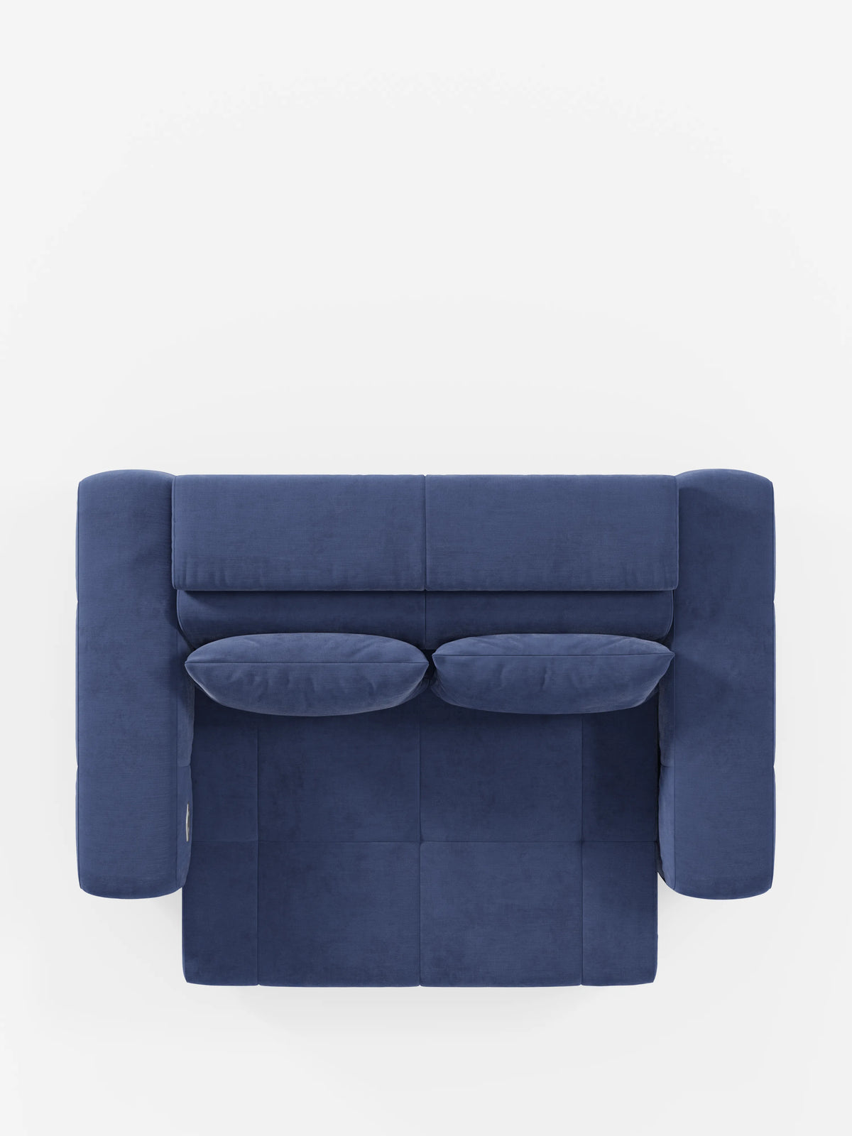 Vista dall'alto del divano Monarch con funzione relax elettrica per l'allungamento delle sedute e poggiatesta reclinabile di Divani.Store, rivestito in morbido tessuto T31 resistente alle macchie. Questo moderno divano blu è dotato di due cuscini di seduta, due cuscini dello schienale e ampi braccioli, con un aspetto morbido e simmetrico messo in risalto da linee pulite e spigoli squadrati. In primo piano su uno sfondo bianco.
