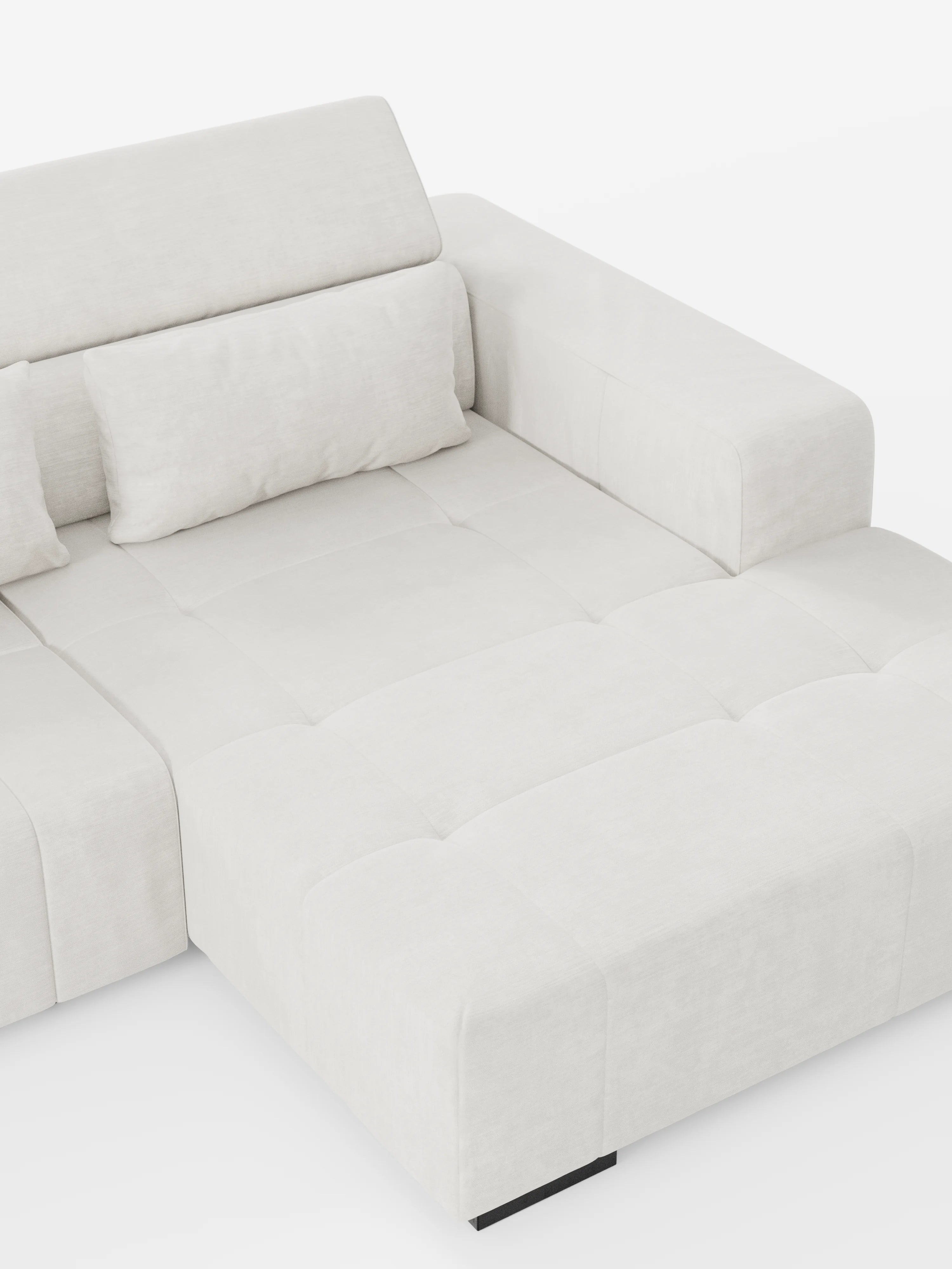 Un divano angolare Monarch bianco in stile contemporaneo con penisola e funzione Relax Elettrico per l'allungamento delle sedute, realizzato da Divani.Store, caratterizzato da cuscini di seduta trapuntati e da un cuscino dello schienale abbinato, è esposto su uno sfondo bianco a tinta unita. Questo divano componibile è rivestito in morbido tessuto T31 resistente alle macchie e dotato di poggiatesta regolabili, creando un look pulito e accogliente, ideale per il relax.