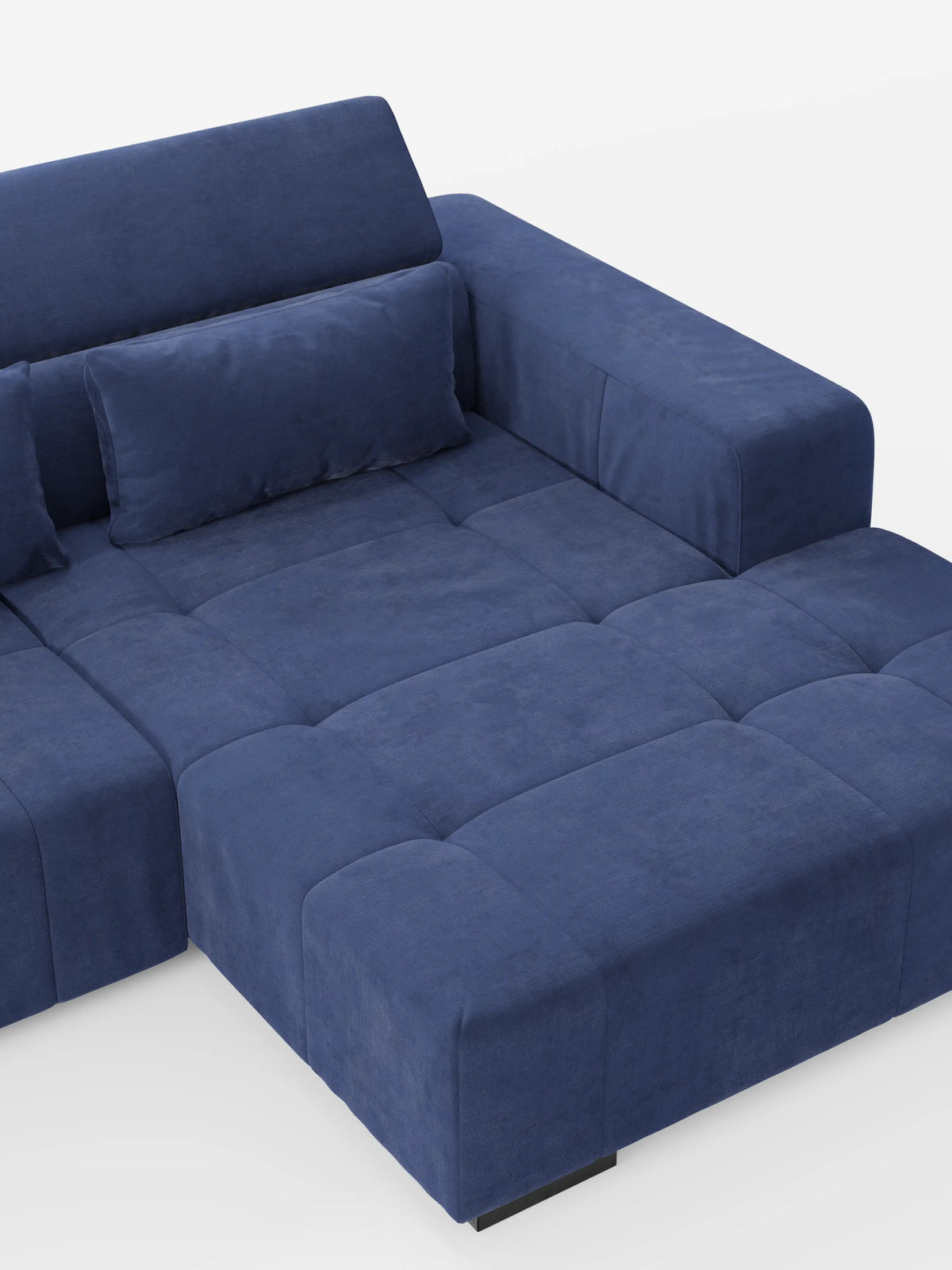 Il divano angolare con penisola e funzione Relax elettrica per l’allungamento delle sedute “Monarch” di Divani.Store è un divano componibile in stile contemporaneo rivestito in morbido tessuto T31 resistente alle macchie. È caratterizzato da ampi braccioli, uno schienale rettangolare, morbide sedute trapuntate con cuscini rettangolari abbinati e poggiatesta reclinabili regolabili. Questo spazioso divano con penisola offre ampi posti a sedere ed è presentato su uno sfondo bianco a tinta unita.