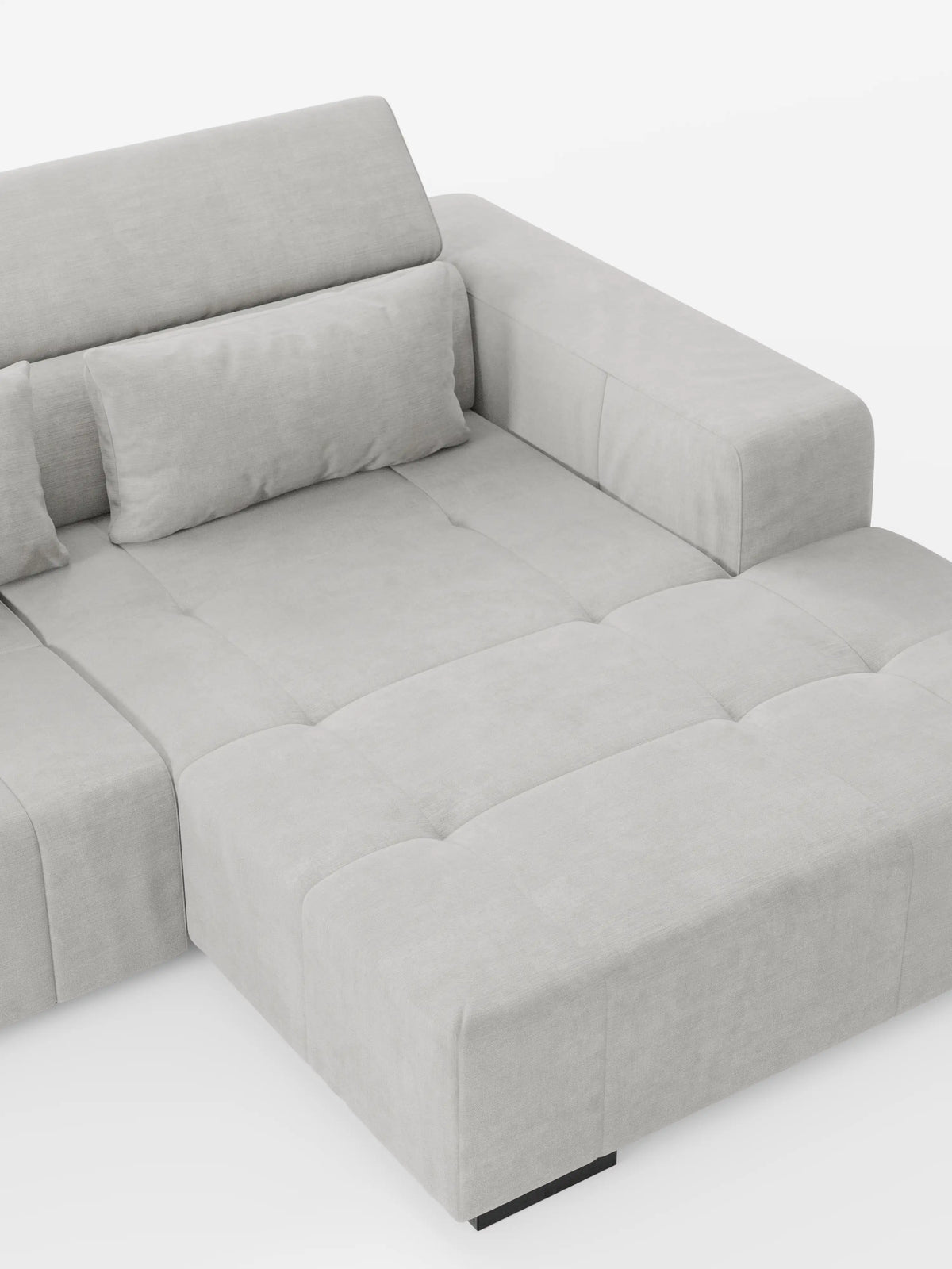 Divano angolare Monarch grigio chiaro con penisola e funzione Relax Elettrico per l’allungamento delle sedute, proposto da Divani.Store, caratterizzato da ampi braccioli, morbida tappezzeria capitonné, cuscini rettangolari per schienale e seduta e poggiatesta reclinabili, il tutto realizzato in morbido tessuto T31 resistente alle macchie. Questo spazioso divano componibile è esposto su uno sfondo bianco e pulito, per un look essenziale.