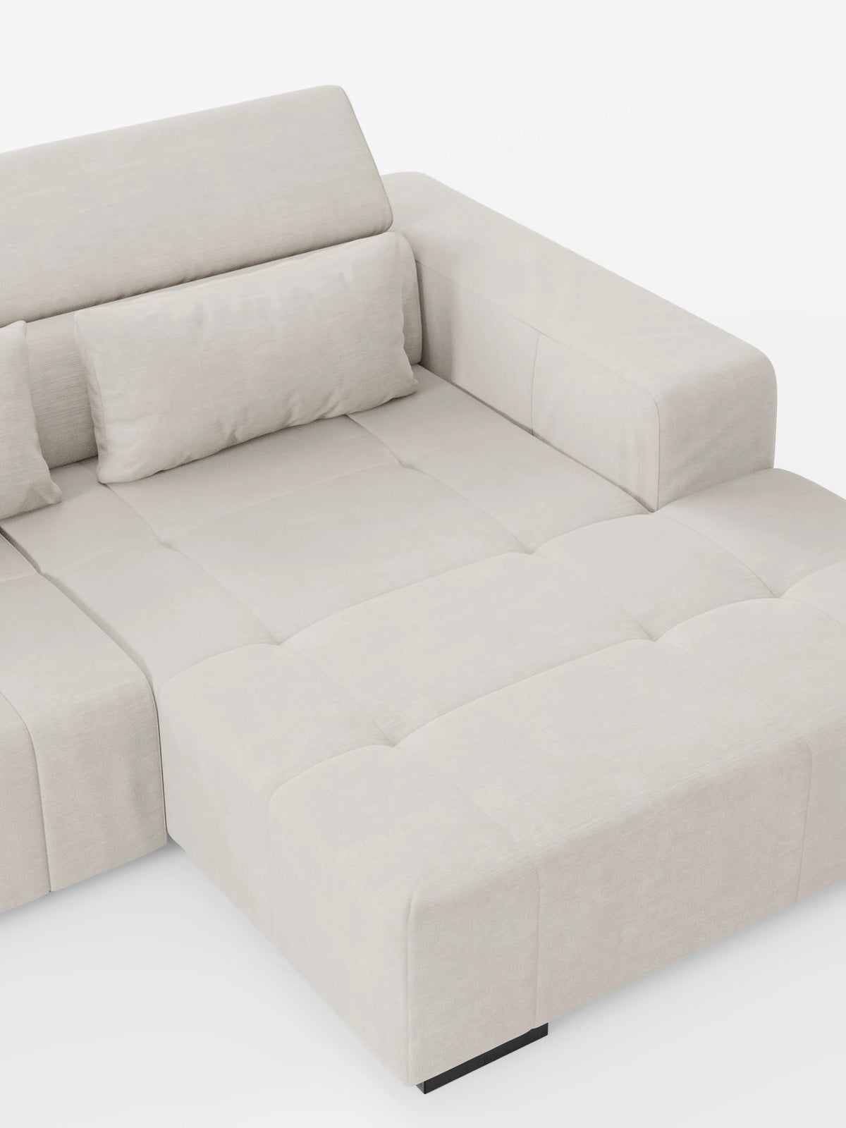 Un divano angolare Monarch contemporaneo color beige chiaro con penisola e sistema Relax elettrico per l’allungamento delle sedute, firmato Divani.Il modello, caratterizzato da ampie sedute, cuscini trapuntati, un bracciolo sinistro, due cuscini rettangolari coordinati, un design elegante con chaise longue integrata (penisola) e poggiatesta reclinabili regolabili in morbido tessuto T31 resistente alle macchie, è esposto su uno sfondo bianco a tinta unita.