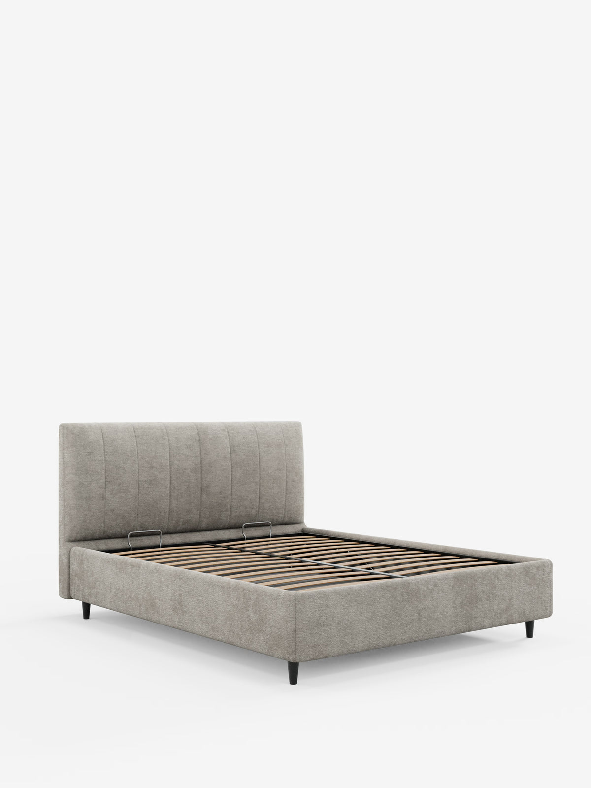 Il letto imbottito con contenitore ONYX di Letti.store presenta una testiera verticale grigio chiaro in tessuto certificato Oeko-Tex®, elegantemente impreziosita da cuciture verticali e pannelli laterali in tinta. La struttura è dotata di doghe in legno per il sostegno del materasso, mentre il letto poggia su corte gambe nere, in risalto su uno sfondo bianco a tinta unita.