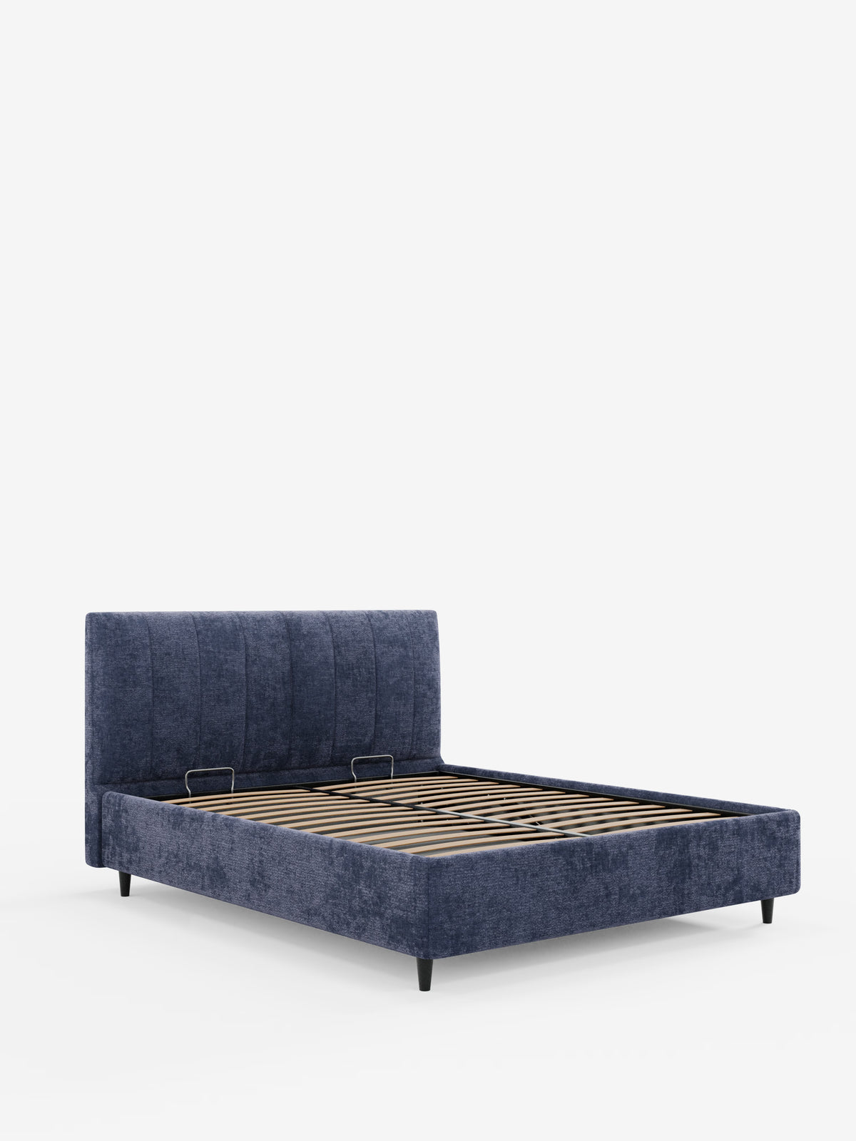 Il letto imbottito ONYX con contenitore e testiera verticale in tessuto certificato Oeko-Tex® di Letti.store è presentato su uno sfondo bianco a tinta unita. Questo letto moderno e minimalista presenta un rivestimento blu, una testiera imbottita a pannelli verticali, doghe in legno e gambe corte nere. Il letto è vuoto, mostrato senza materasso né biancheria da letto.