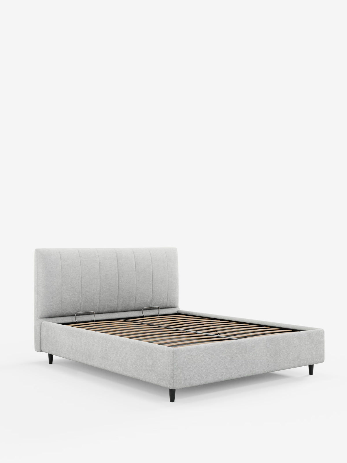Il letto imbottito con contenitore ONYX di Letti.store presenta una struttura imbottita in grigio chiaro dal design moderno, con una testiera alta e cucita verticalmente, rivestita in tessuto certificato Oeko-Tex®, e doghe in legno per il sostegno del materasso. Il letto poggia su gambe corte nere ed è raffigurato su uno sfondo bianco e vuoto, senza materasso né biancheria da letto.
