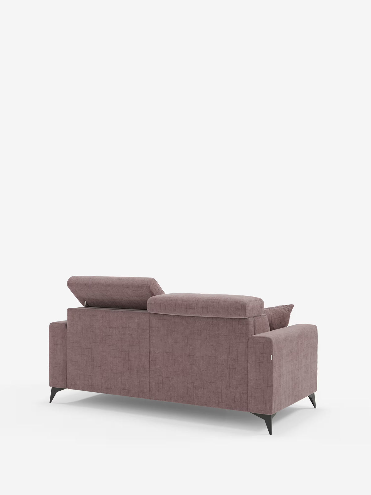 Il divano letto matrimoniale Pegaso di Divani.Store è raffigurato nella vista posteriore sinistra in color malva, caratterizzato da un design moderno con tessuto jacquard T22 antimacchia e gambe angolate nere. Uno dei poggiatesta regolabili è sollevato, mentre l’altro è in posizione orizzontale. Sul bracciolo destro, su uno sfondo bianco a tinta unita, sono visibili una cucitura laterale e una piccola etichetta.