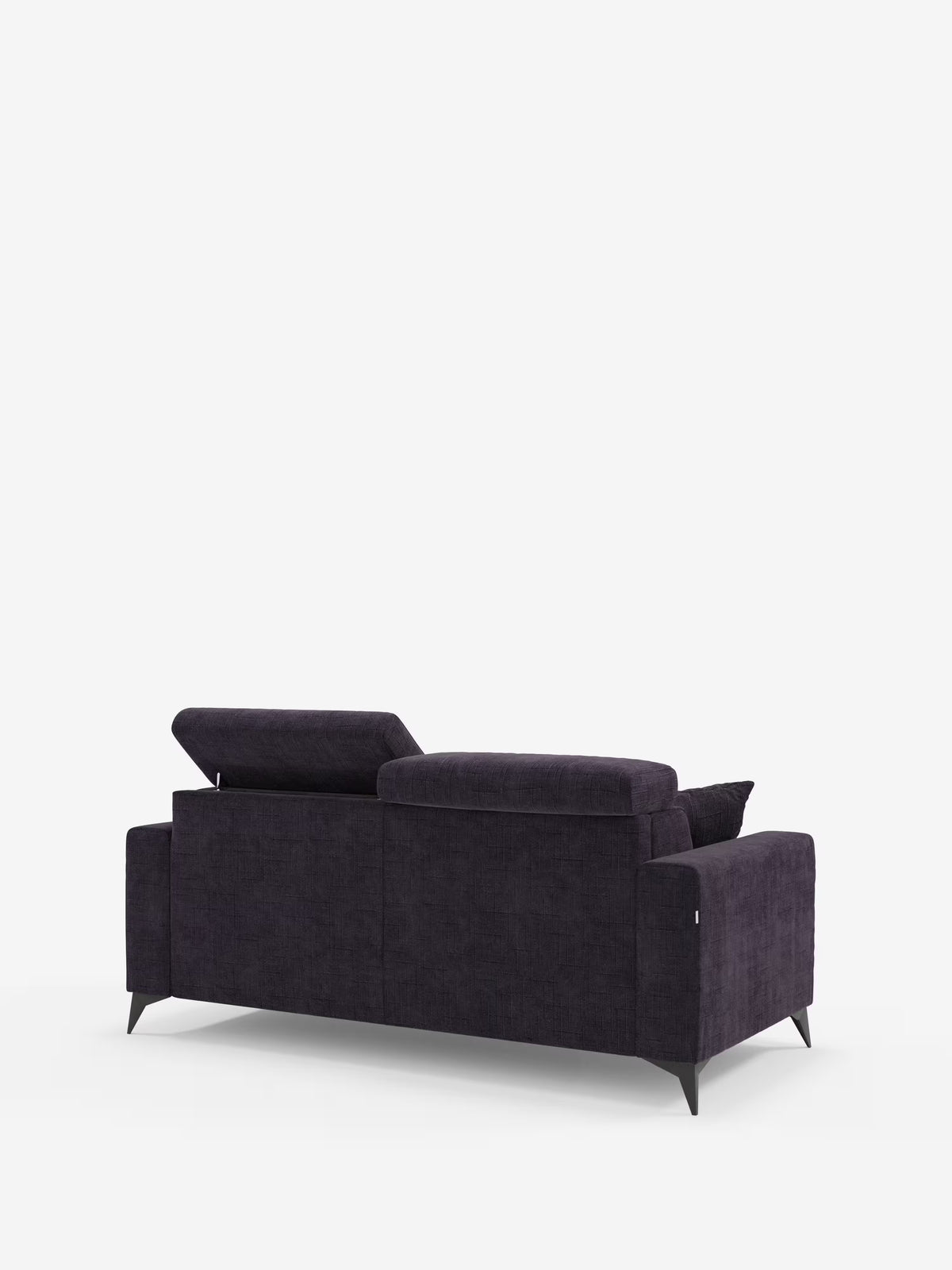Una vista posteriore del divano letto matrimoniale Pegaso con poggiatesta reclinabili in tessuto jacquard smacchiabile T22 di Divani.Store ne mette in risalto il rivestimento in tessuto viola intenso, le linee pulite e moderne e il profilo minimalista. Il divano è dotato di due poggiatesta regolabili — uno in posizione orizzontale e uno in posizione verticale — e di gambe angolate in metallo, il tutto su uno sfondo bianco a tinta unita.