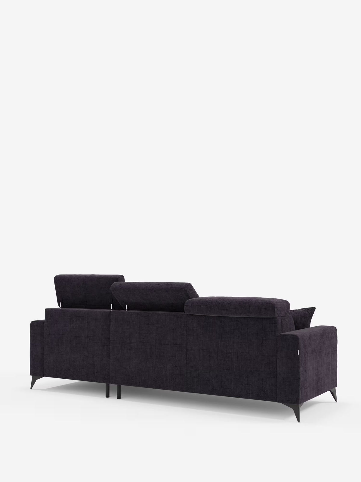 Il divano letto angolare Pegaso di Divani.Store, in grigio scuro, è ripreso di retro, con tre poggiatesta regolabili, sottili gambe in metallo nero e linee pulite e dritte. Lo sfondo bianco a tinta unita mette in risalto il suo design minimalista e il rivestimento in tessuto jacquard T22 resistente alle macchie e dalla trama rigata, oltre alla funzionale chaise longue contenitore (penisola contenitore).