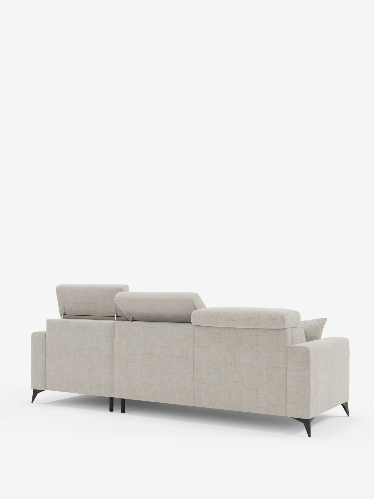 Un divano letto angolare Pegaso color beige con poggiatesta reclinabili e penisola contenitore di Divani.Store, visto da dietro, presenta tre poggiatesta regolabili e sottili gambe in metallo nero. Il divano presenta linee pulite e dritte e un rivestimento in jacquard T22 testurizzato e resistente alle macchie, che risalta su uno sfondo bianco a tinta unita. Questo complemento d’arredo moderno unisce comfort e versatilità agli spazi abitativi contemporanei.
