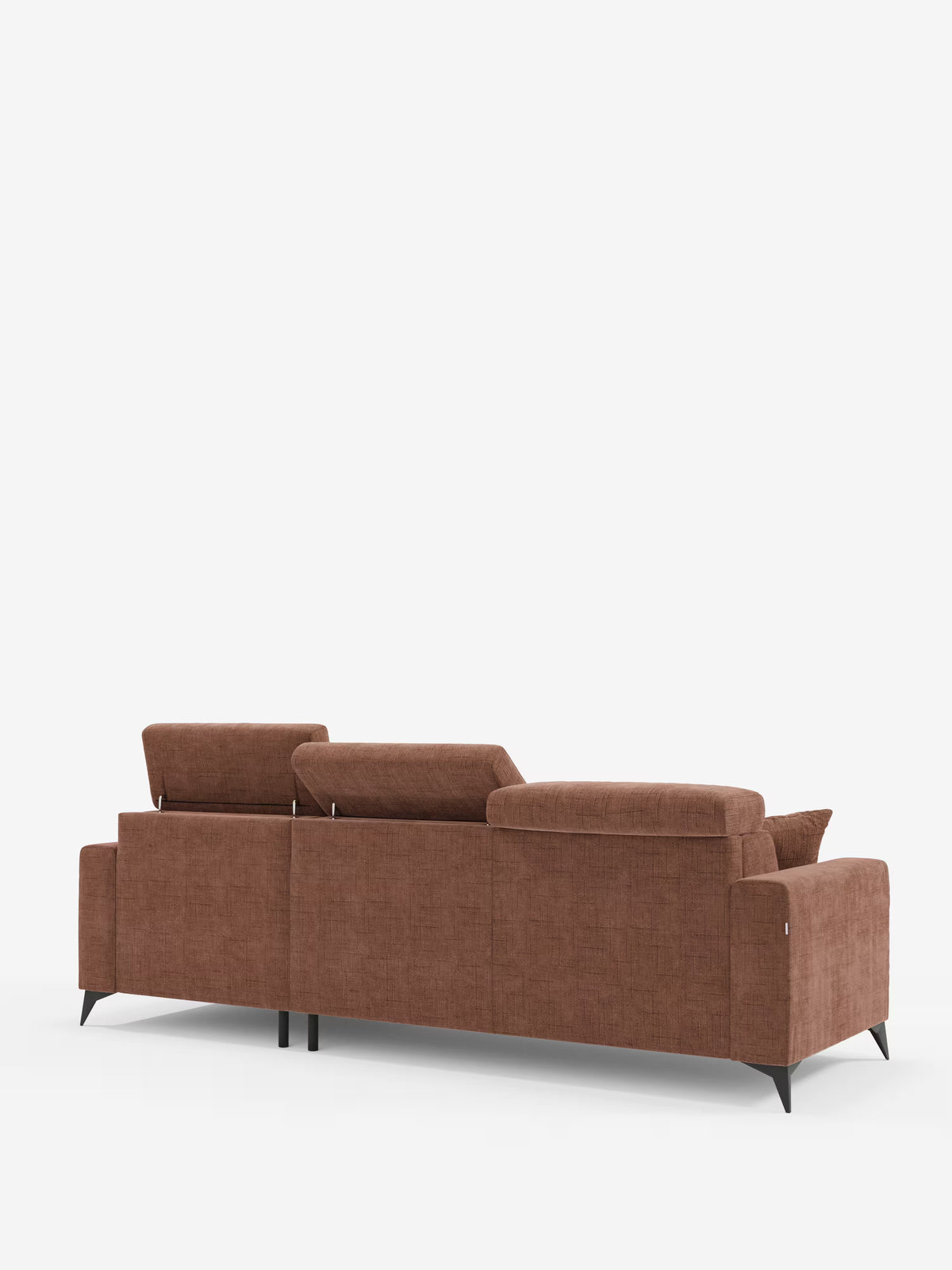 Il divano letto angolare Pegaso di Divani.Store, rivestito in tessuto jacquard antimacchia T22, è dotato di poggiatesta regolabili e di una chaise longue con vano contenitore. Ripreso di retro su uno sfondo bianco a tinta unita, il divano a tre posti poggia su sottili gambe nere.